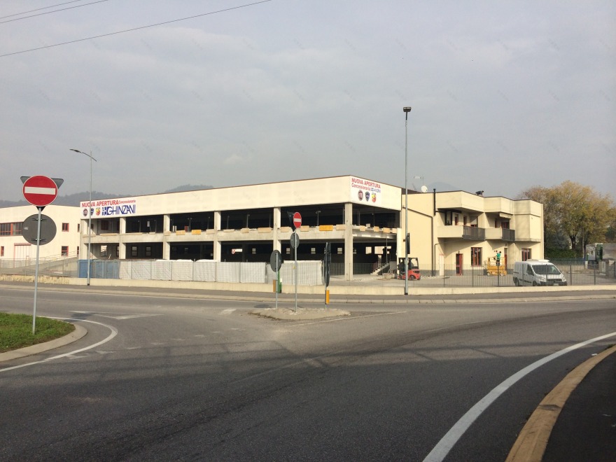 改造意大利厂房 打造现代汽车销售展示空间-30