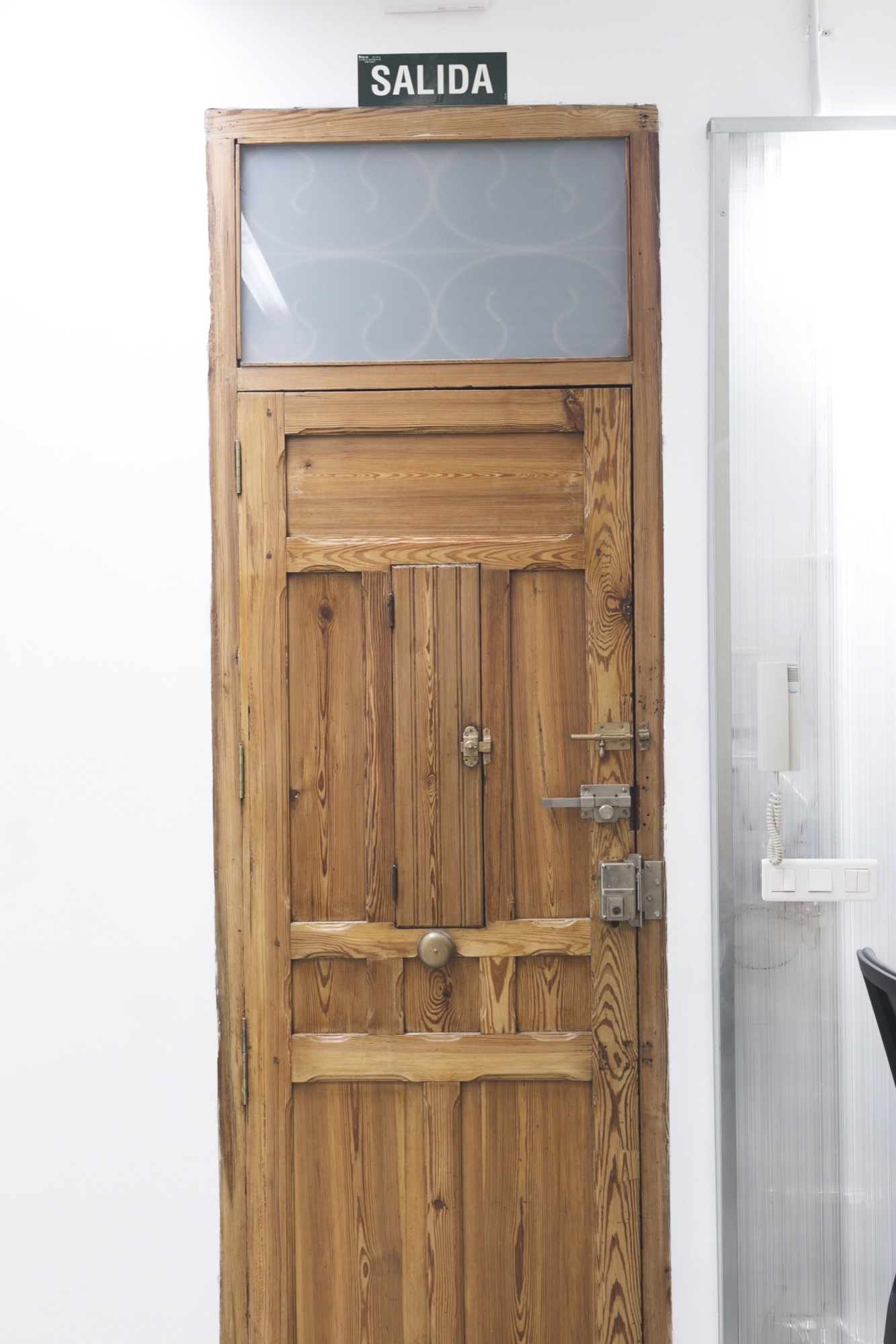 创新材料诠释 Ruzafa 社区精神的室内设计-13