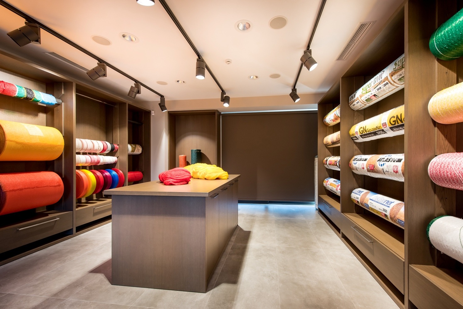 2017 年完成的 KARATZIS S.A.办公室大楼室内设计案例-31