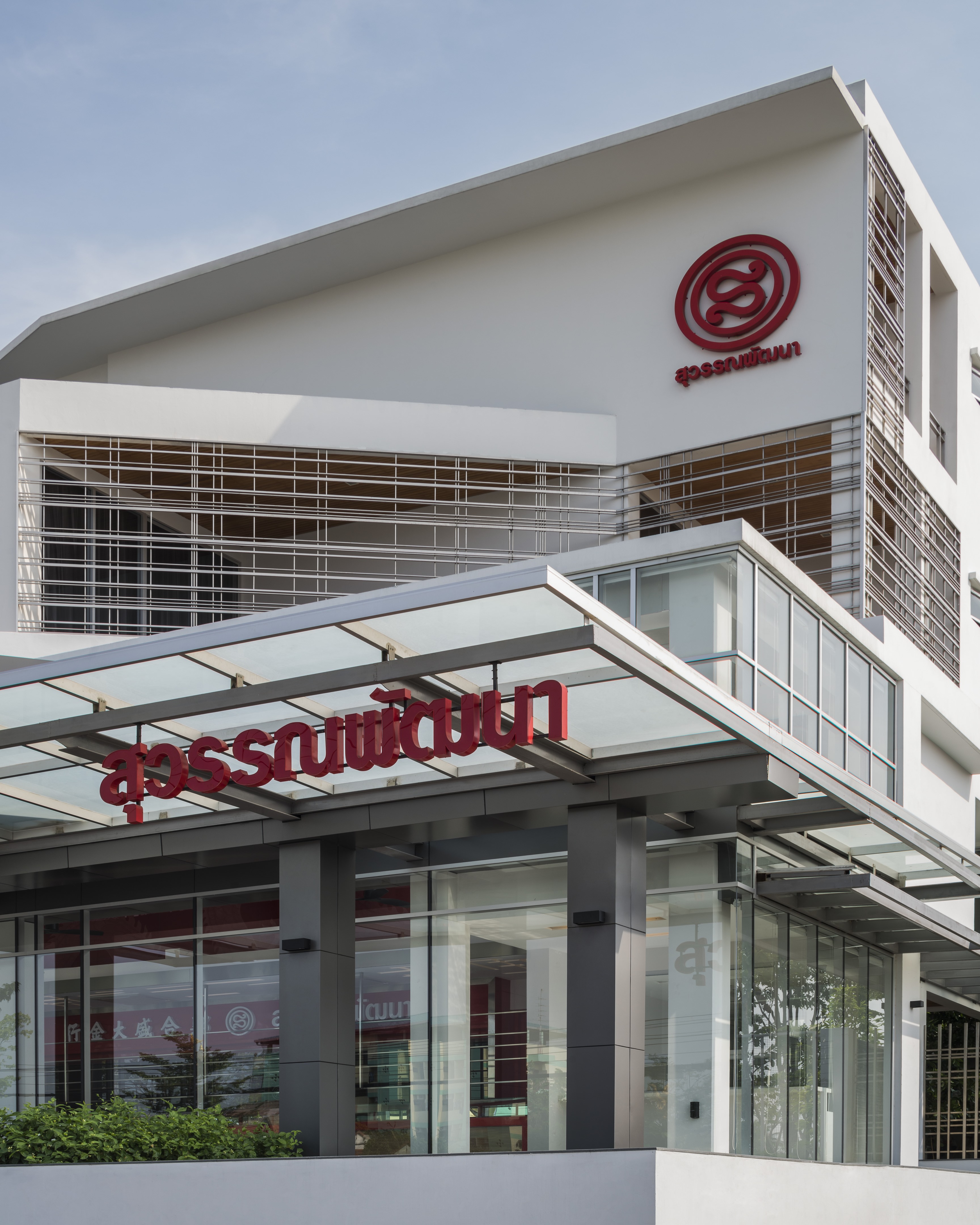 泰国曼谷 Pathumthani 金店 | 红金相映,现代与传统的完美融合-6