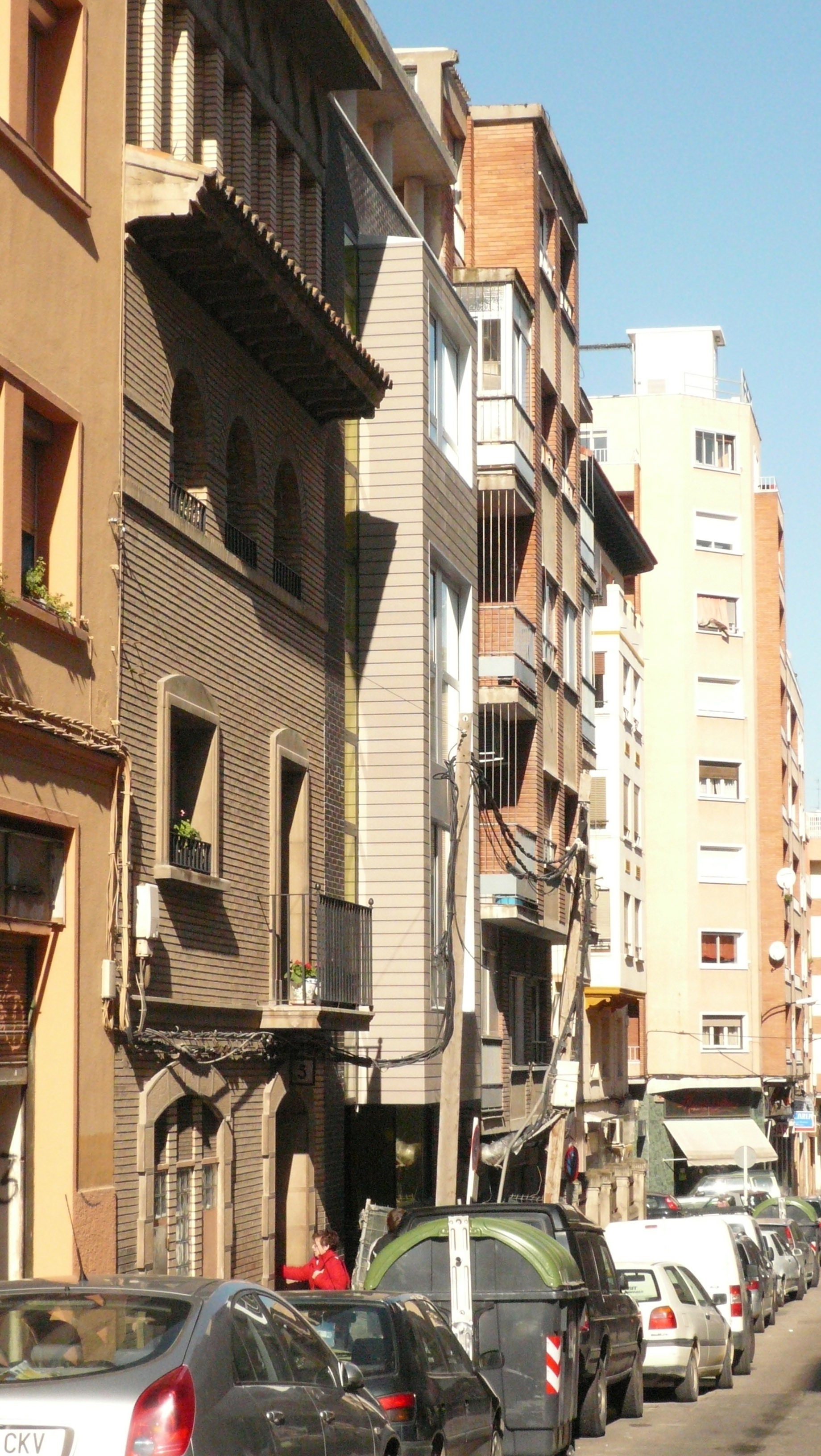 城市夹缝中的精致公寓楼-1