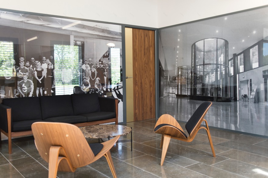 定制木质与黄铜家具打造温暖工业风办公空间-6