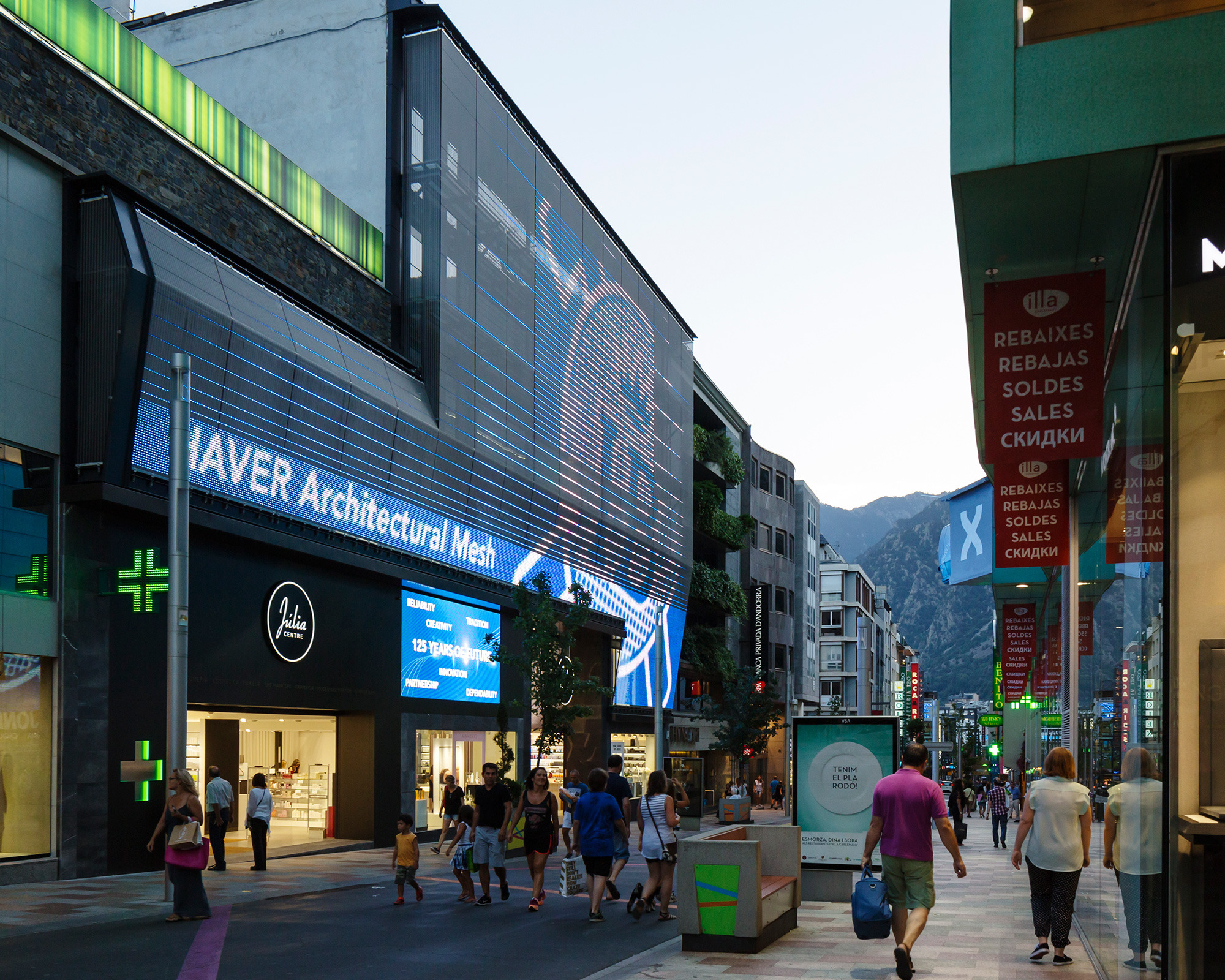 Julia Center | 现代透明媒体幕墙打造奢华香水形象-0