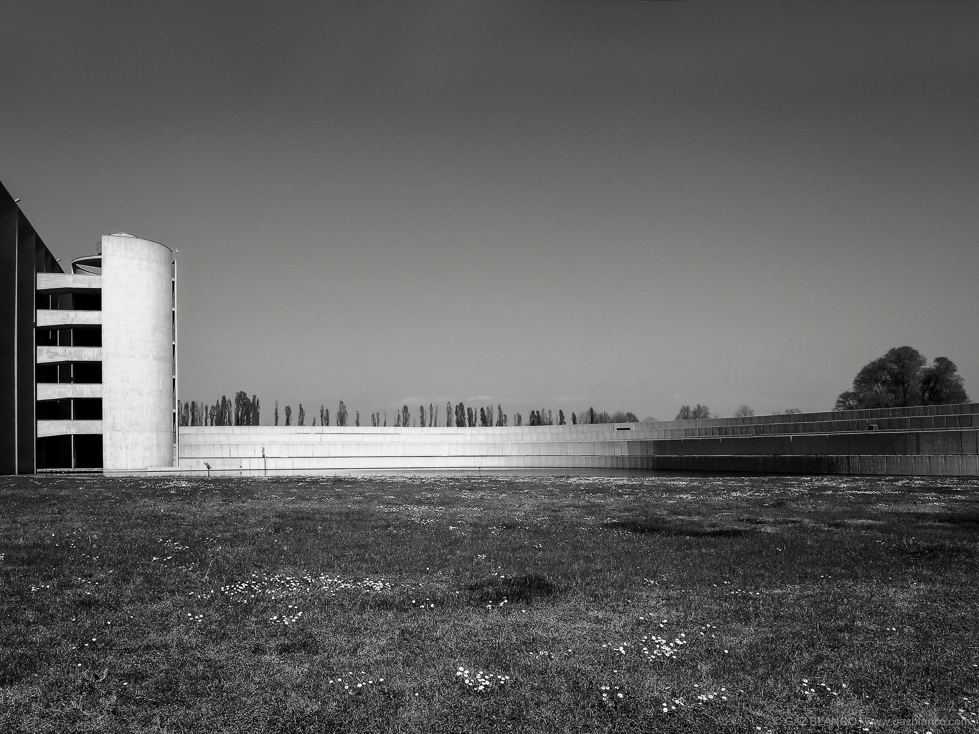 奥斯卡·尼迈耶的意大利 Mondadori 大厦 | 现代建筑的华美乐章-3