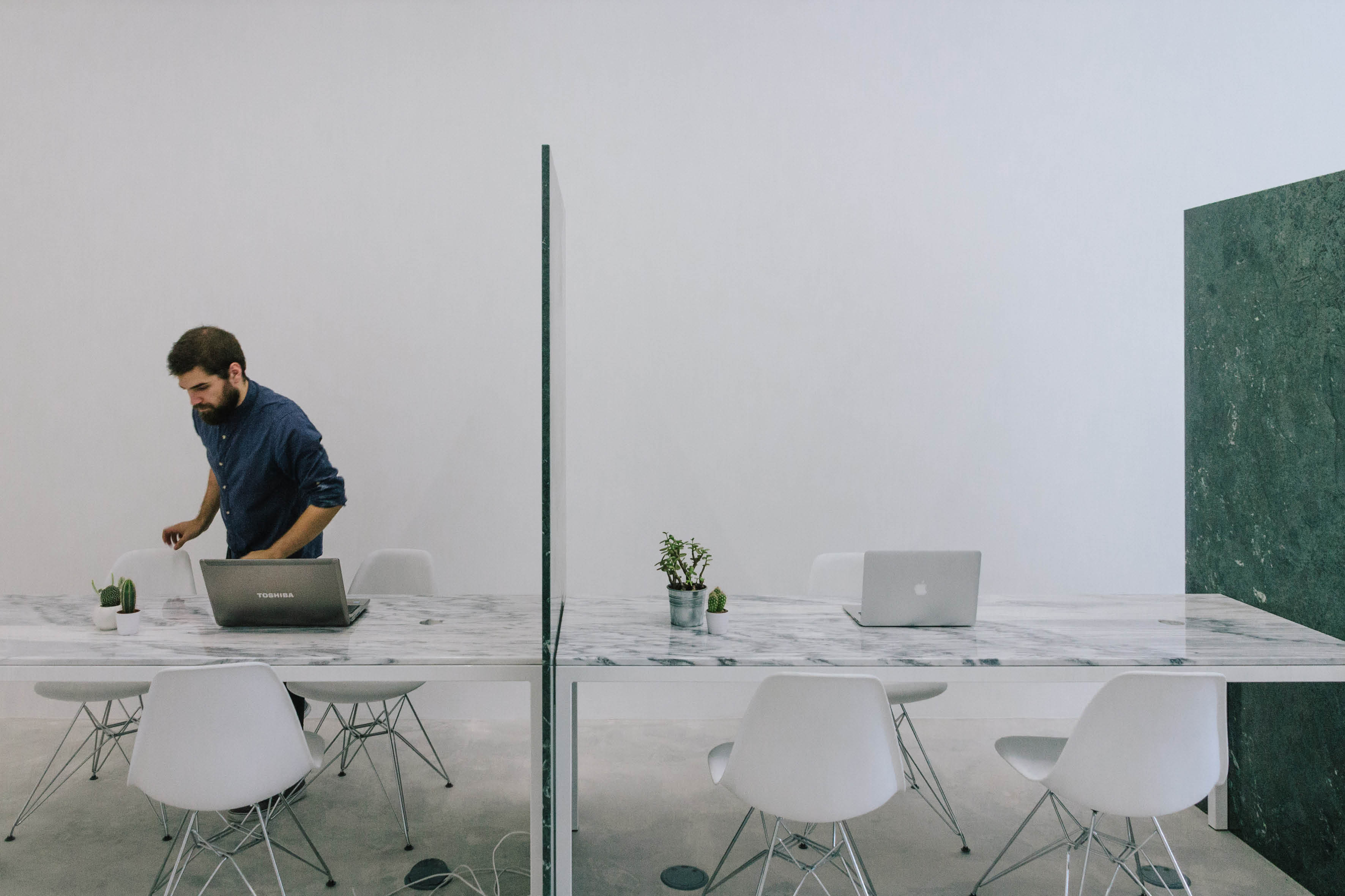 旧服装店转型现代房地产代理机构-18