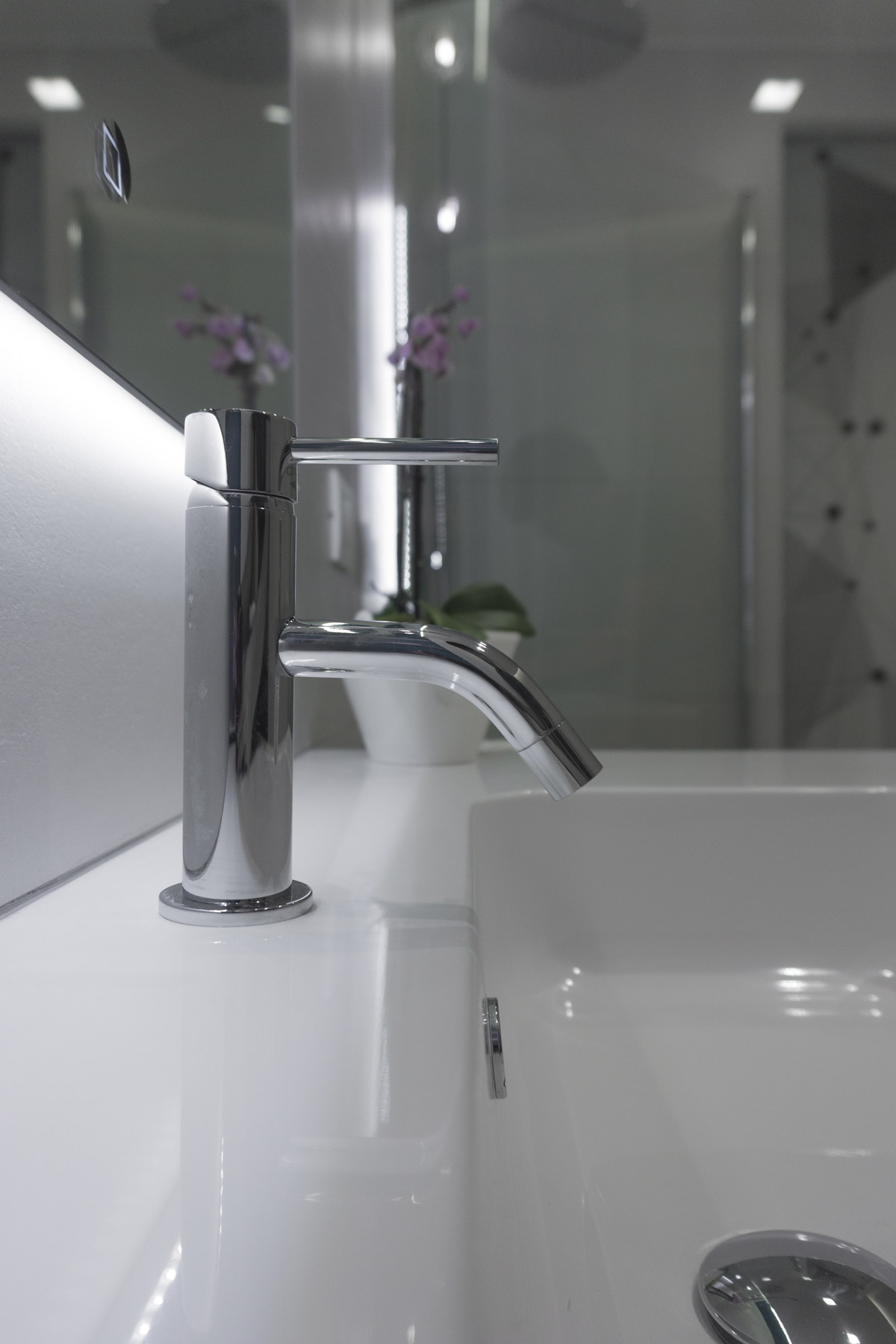 隐藏式钢板衣柜设计 突显空间简约美感-5