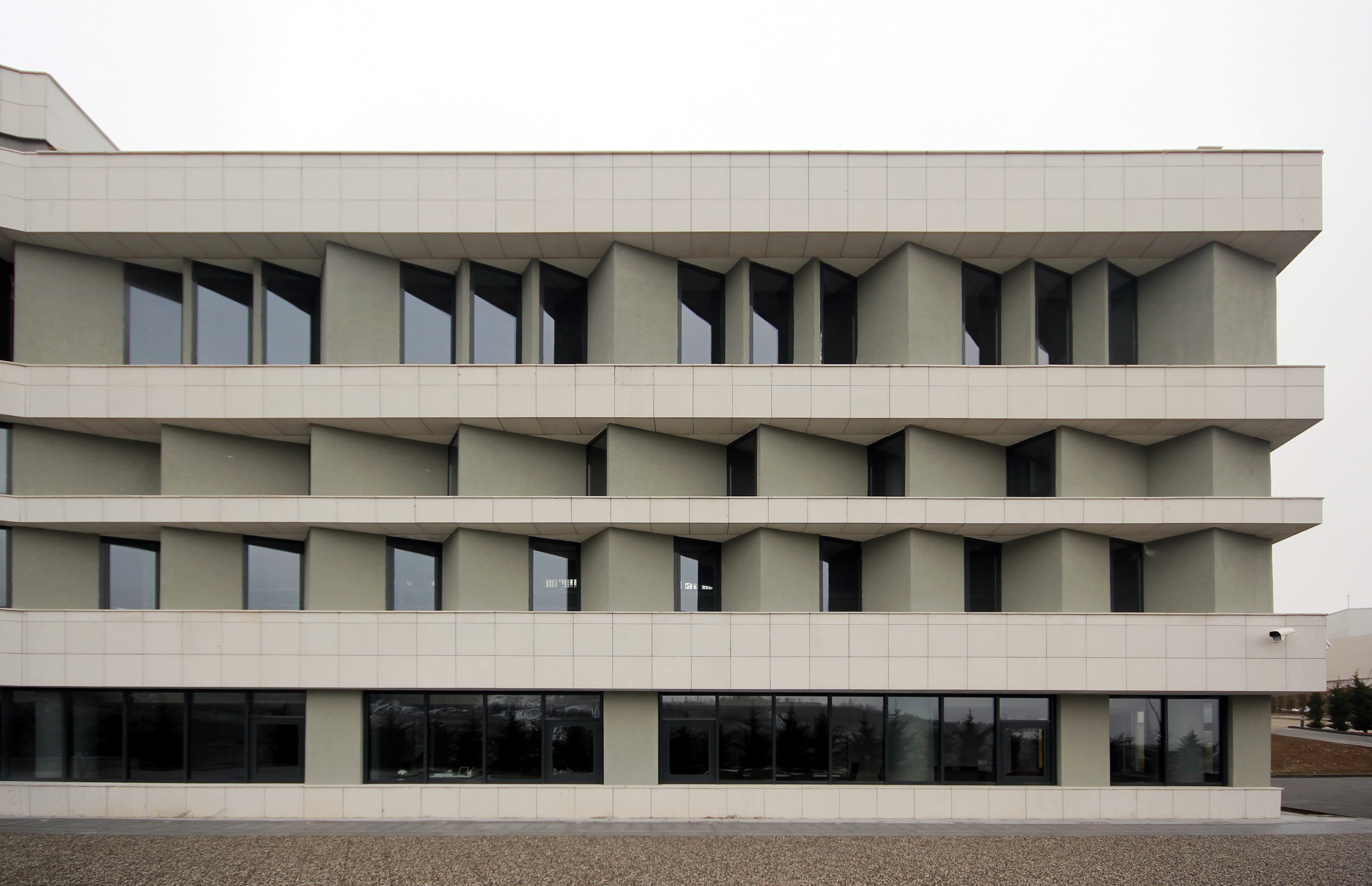 嵌于地形的活力中心——土耳其 Cankaya 大学体育中心-13