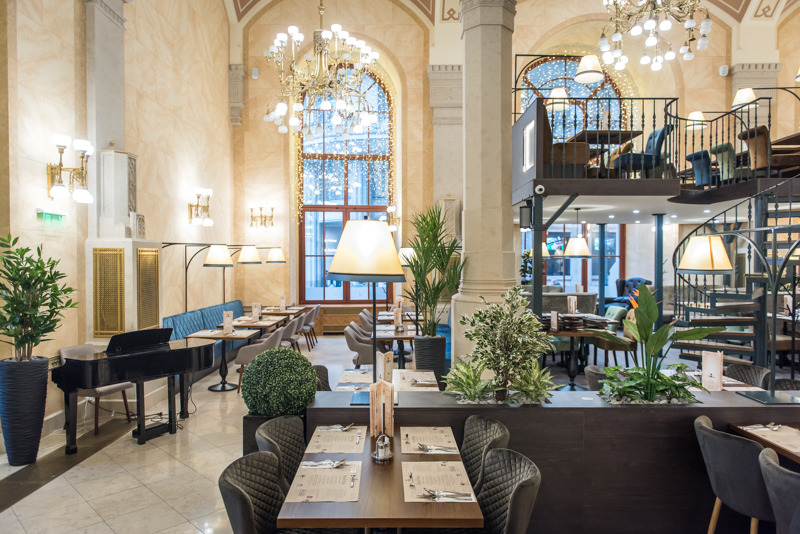 布达佩斯百年建筑中的现代餐厅-9