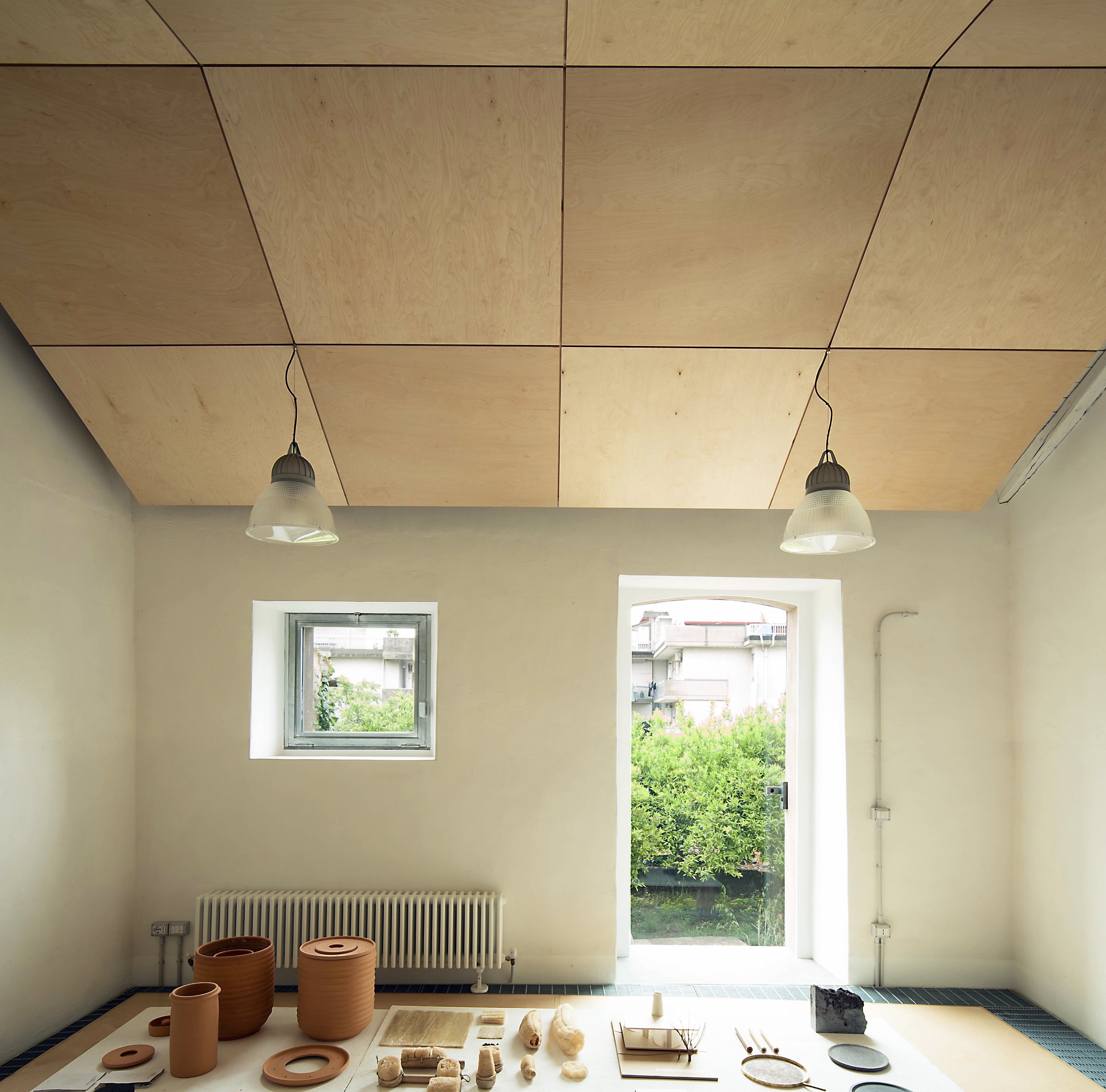 Abadir Academy 旧建筑改造，木质与彩色玻璃的现代融合-6