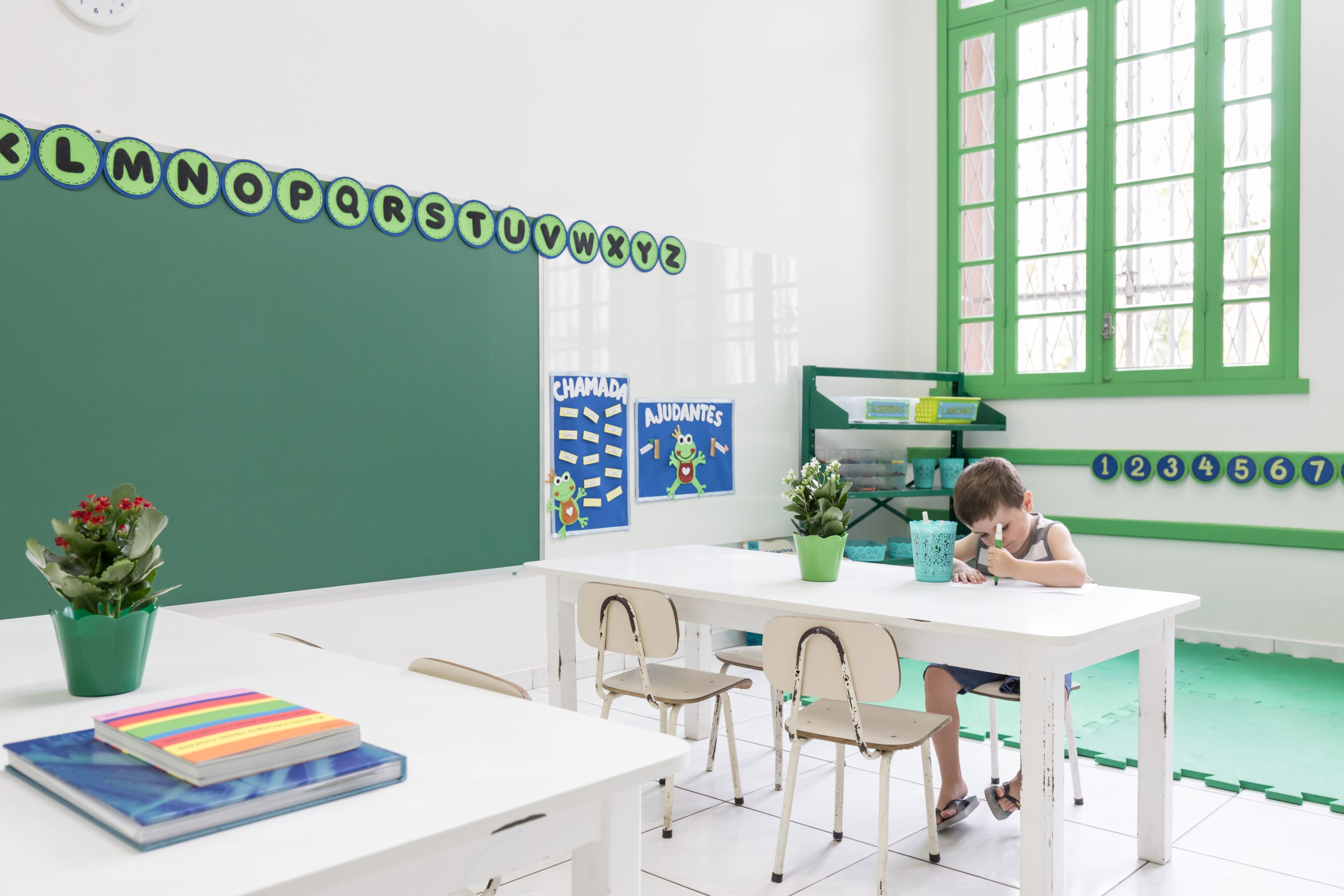 巴西幼儿园色彩斑斓的空间设计-23