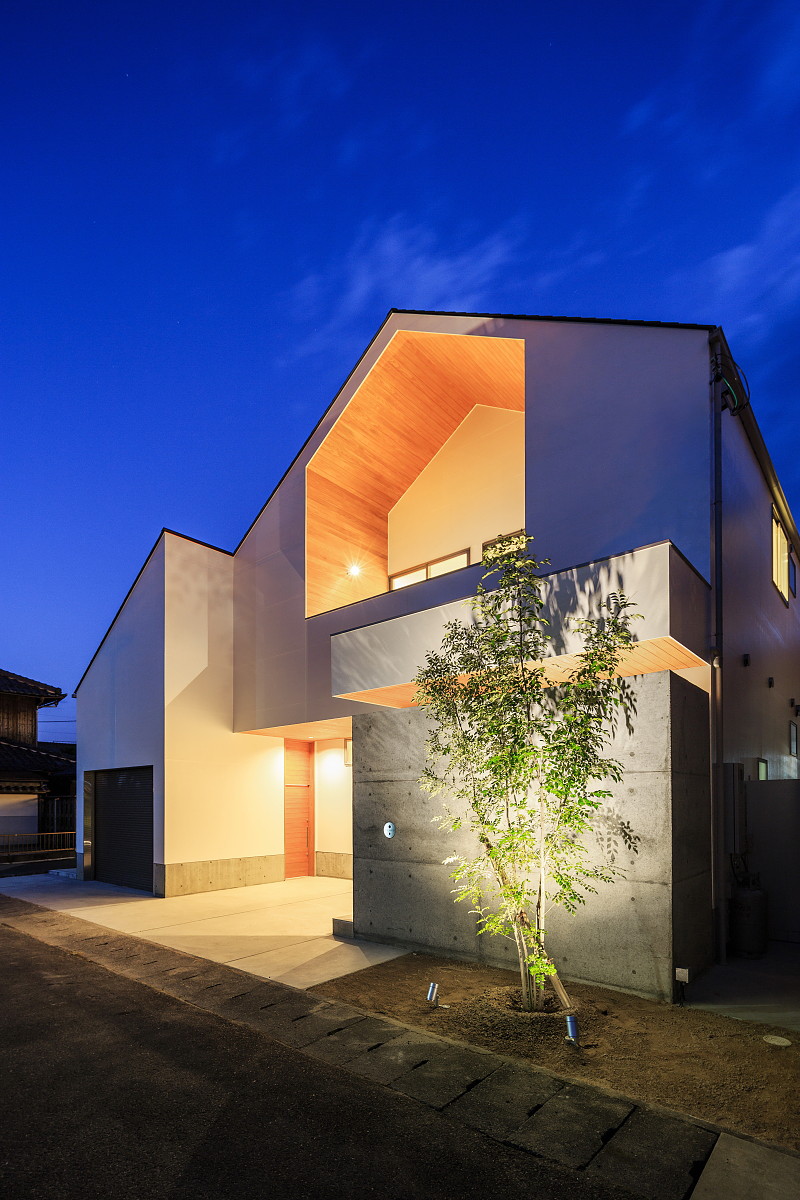 京都豪斯洛极简住宅 | 木质定制空间与倾斜天花板设计-2