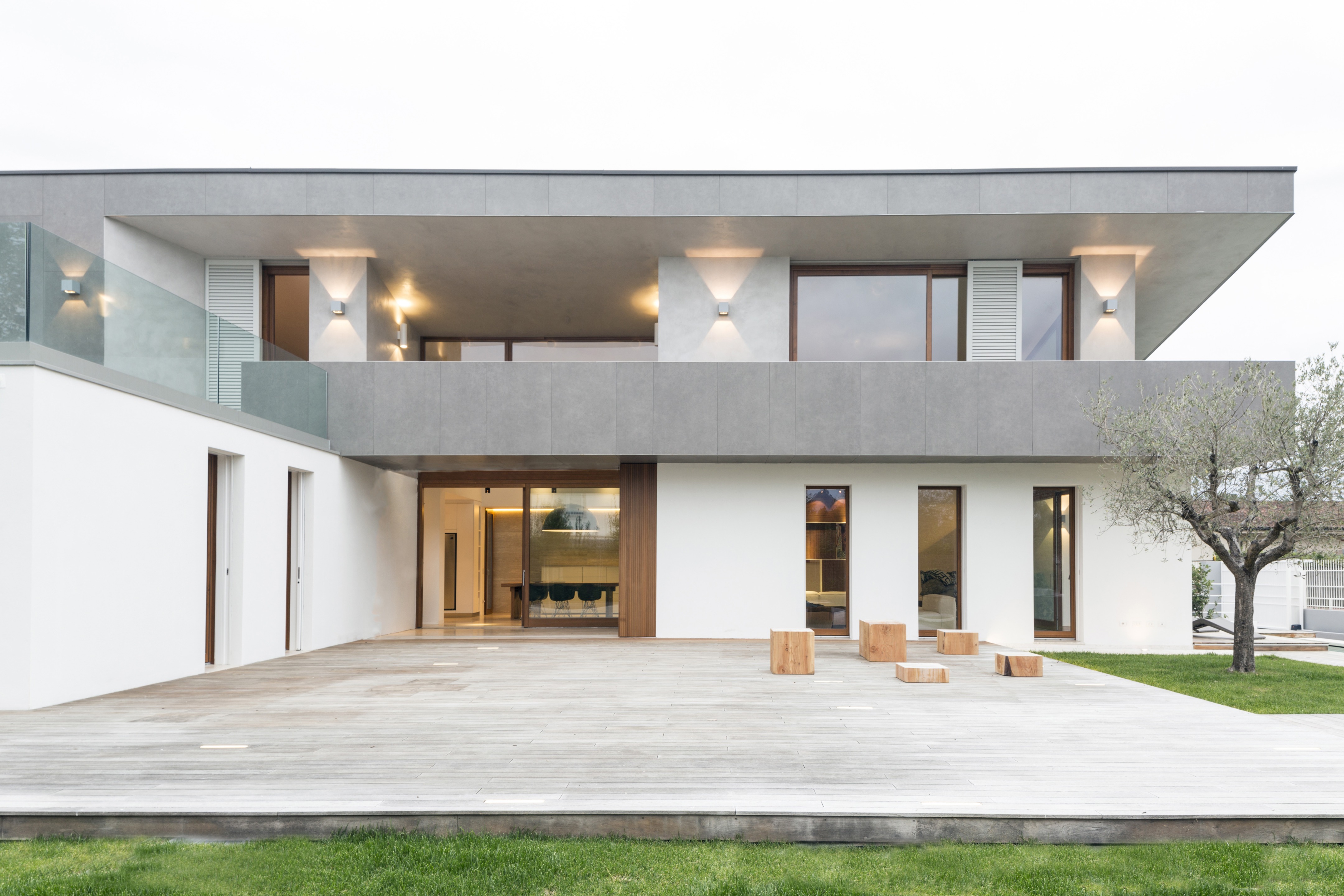 简练纯粹,自然光影交织的意大利别墅设计-6