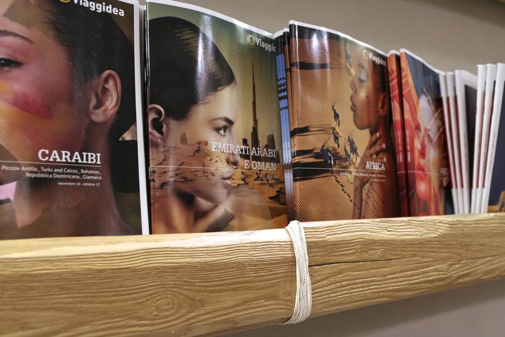 定制化木饰打造私密旅游咨询空间-1