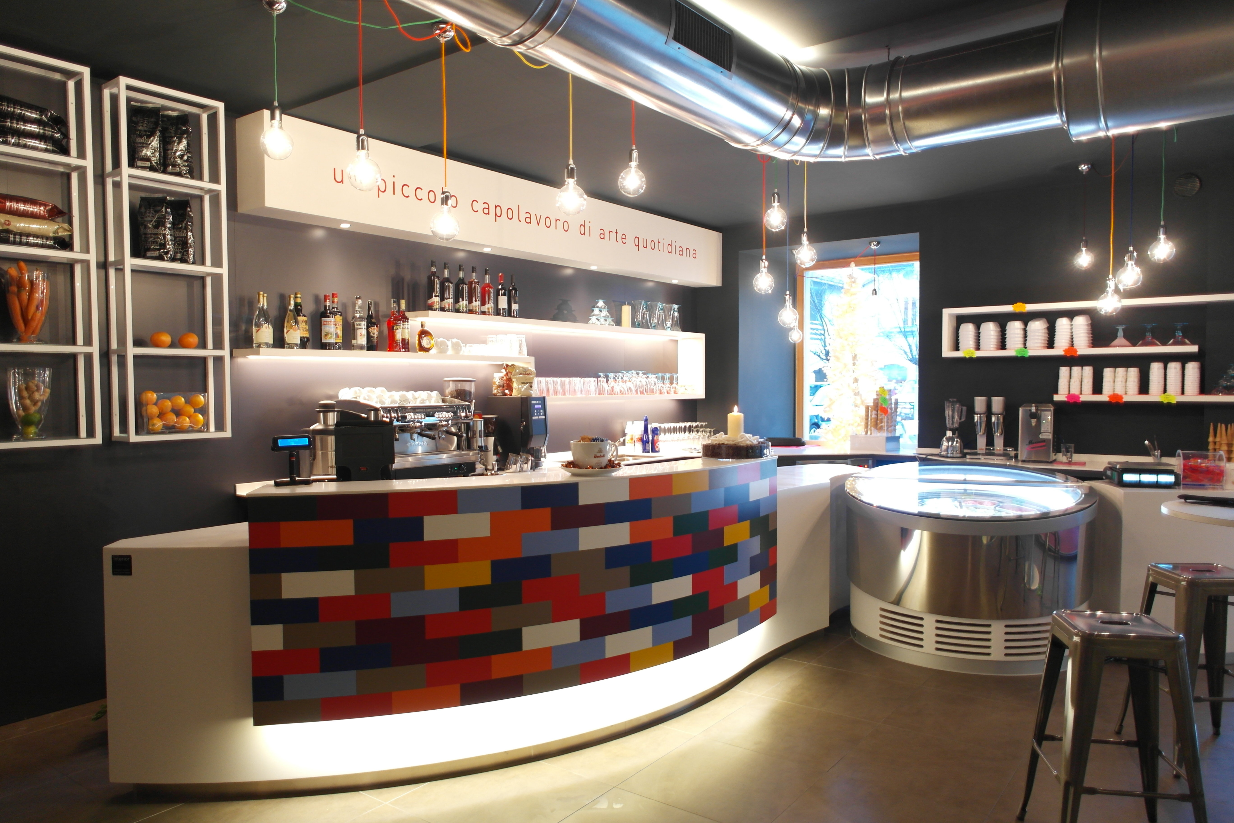 创意玩具店里的意大利手工冰淇淋-0