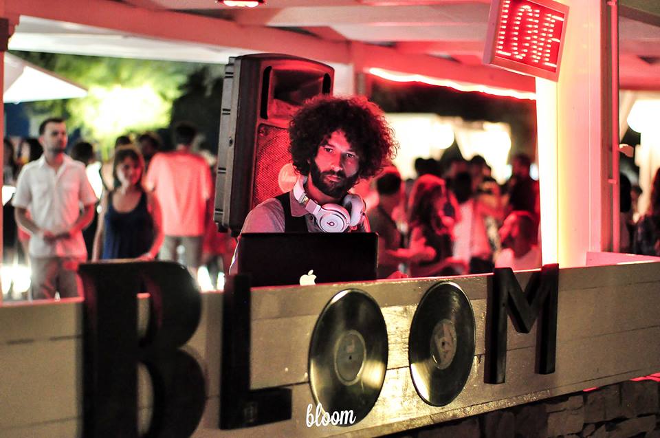 2013 年完成的 Bloom 海滩酒吧 | 木质结构与海洋风情的完美融合-12