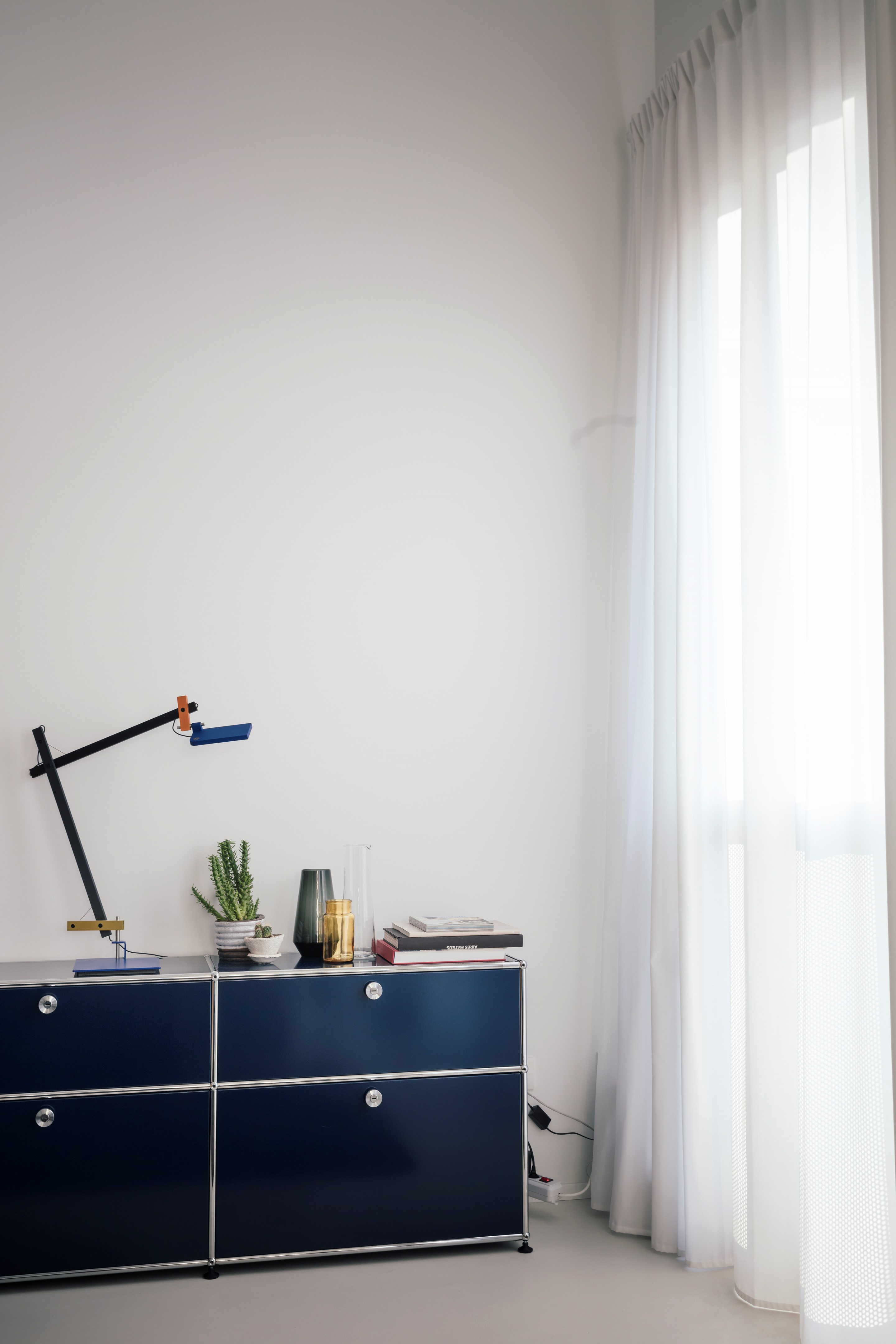 双层悬浮空间的现代城市小公寓设计-7