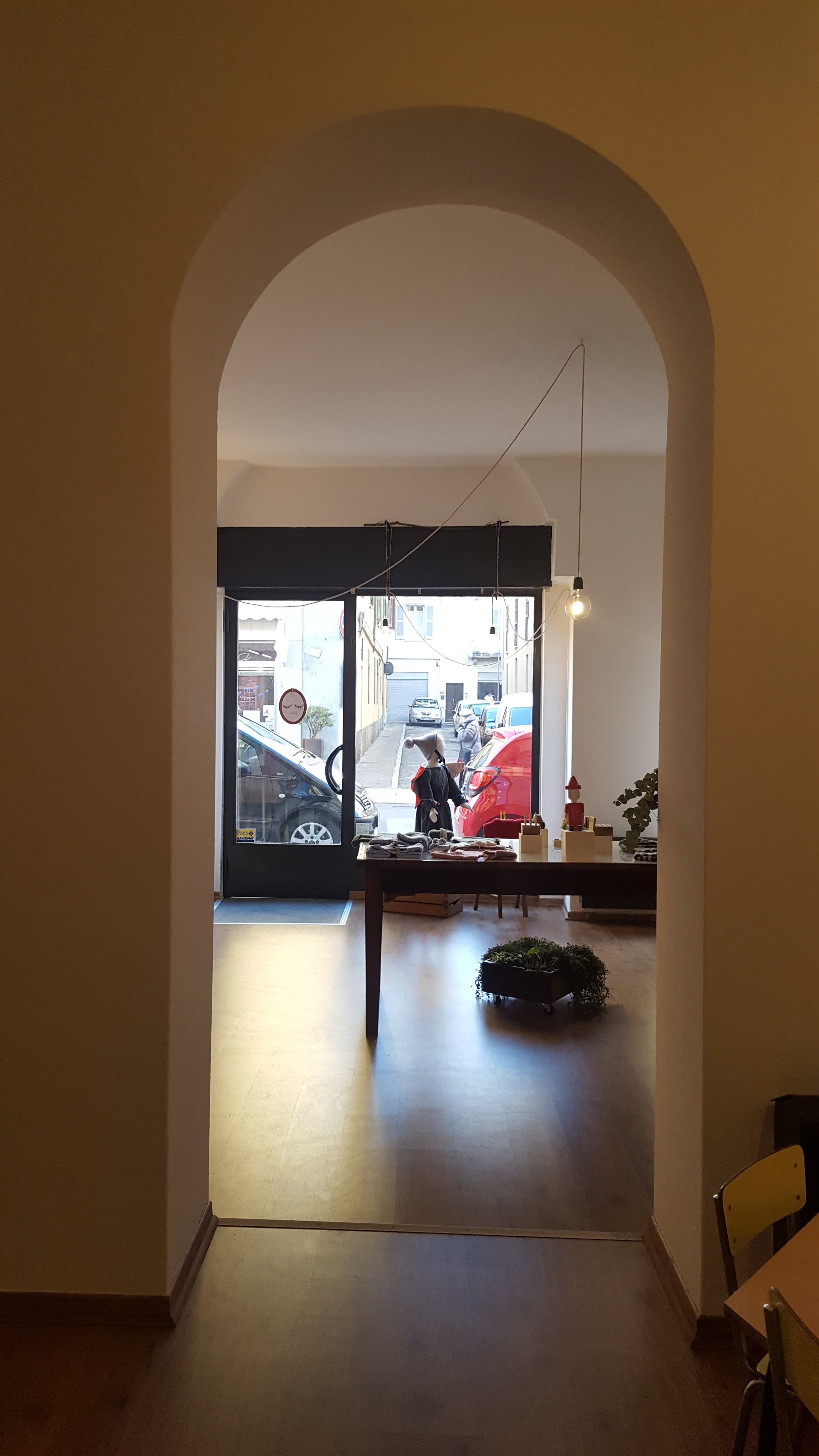 历史建筑中的现代奶制品店-6