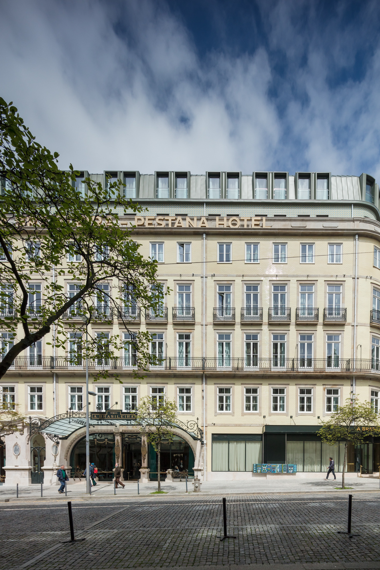 葡萄牙波尔图历史建筑“A Brasileira”酒店的修复与新生-2