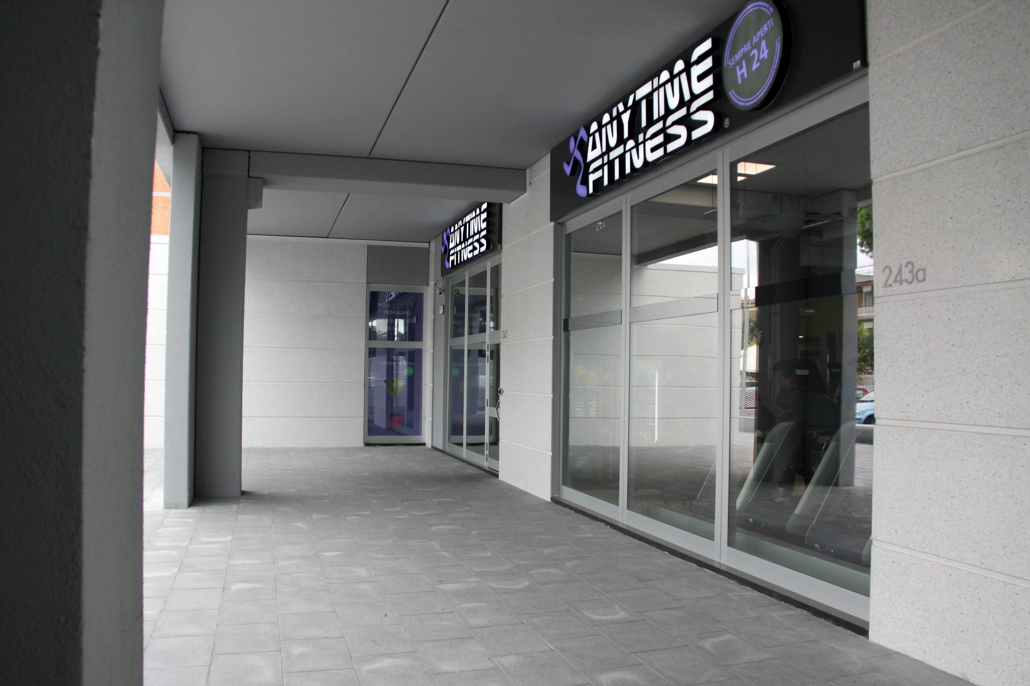 简约风格健身中心,模块化设计展现现代美感-11