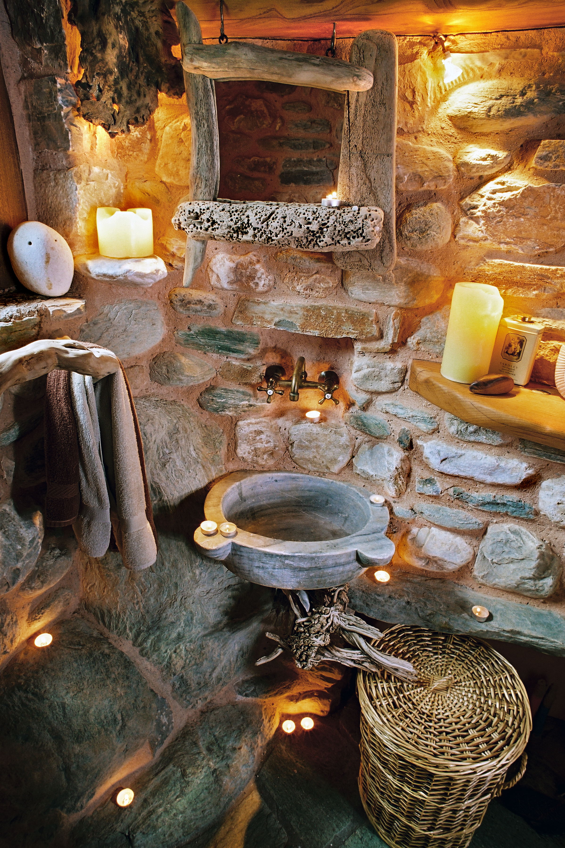 Pelion 山间混凝土石屋，融入自然的简约生活-43