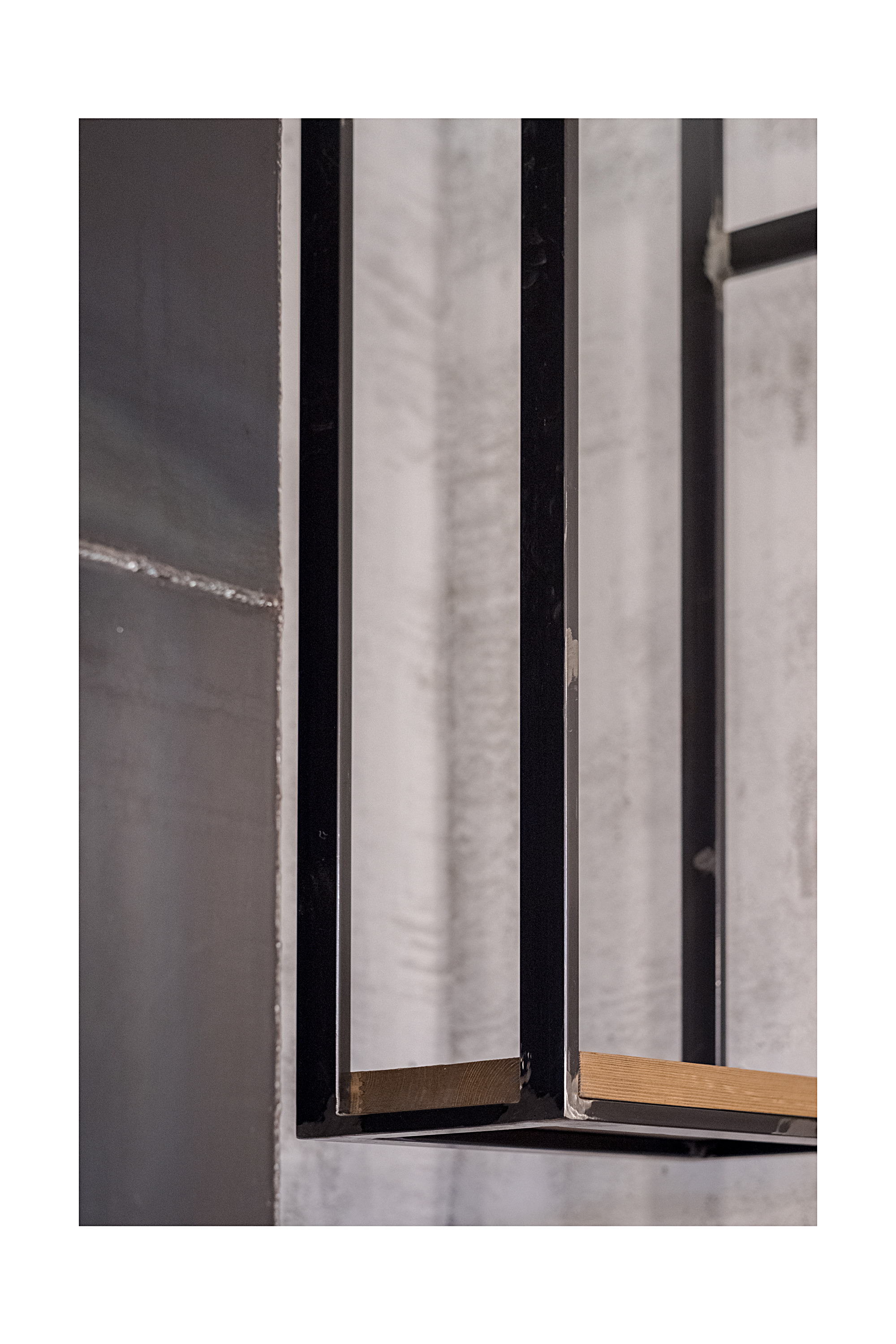 2018 年工业风黑色公寓设计-11