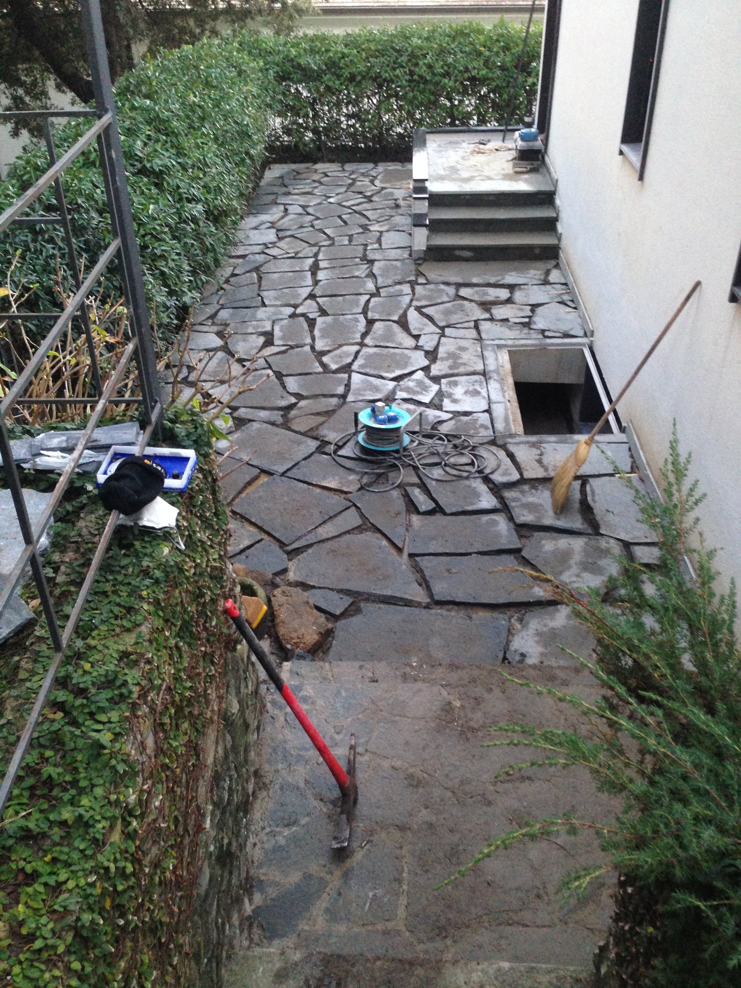 2015 年完成的地下室公寓重建与外部区域调整-26