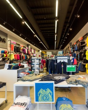 2014 年完成的 REEBOK 以色列购物中心室内设计案例