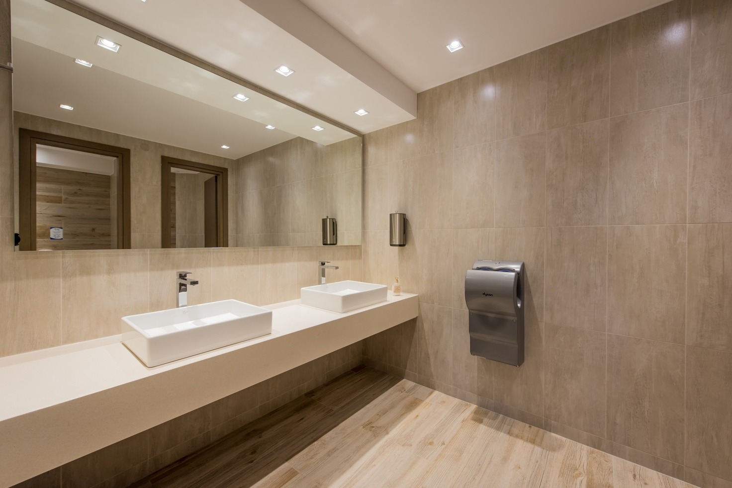 2017 年完成的 KARATZIS S.A.办公室大楼室内设计案例-29