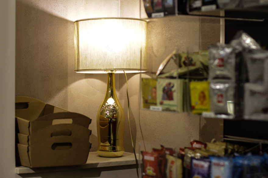 优雅珠宝般的咖啡店设计-29