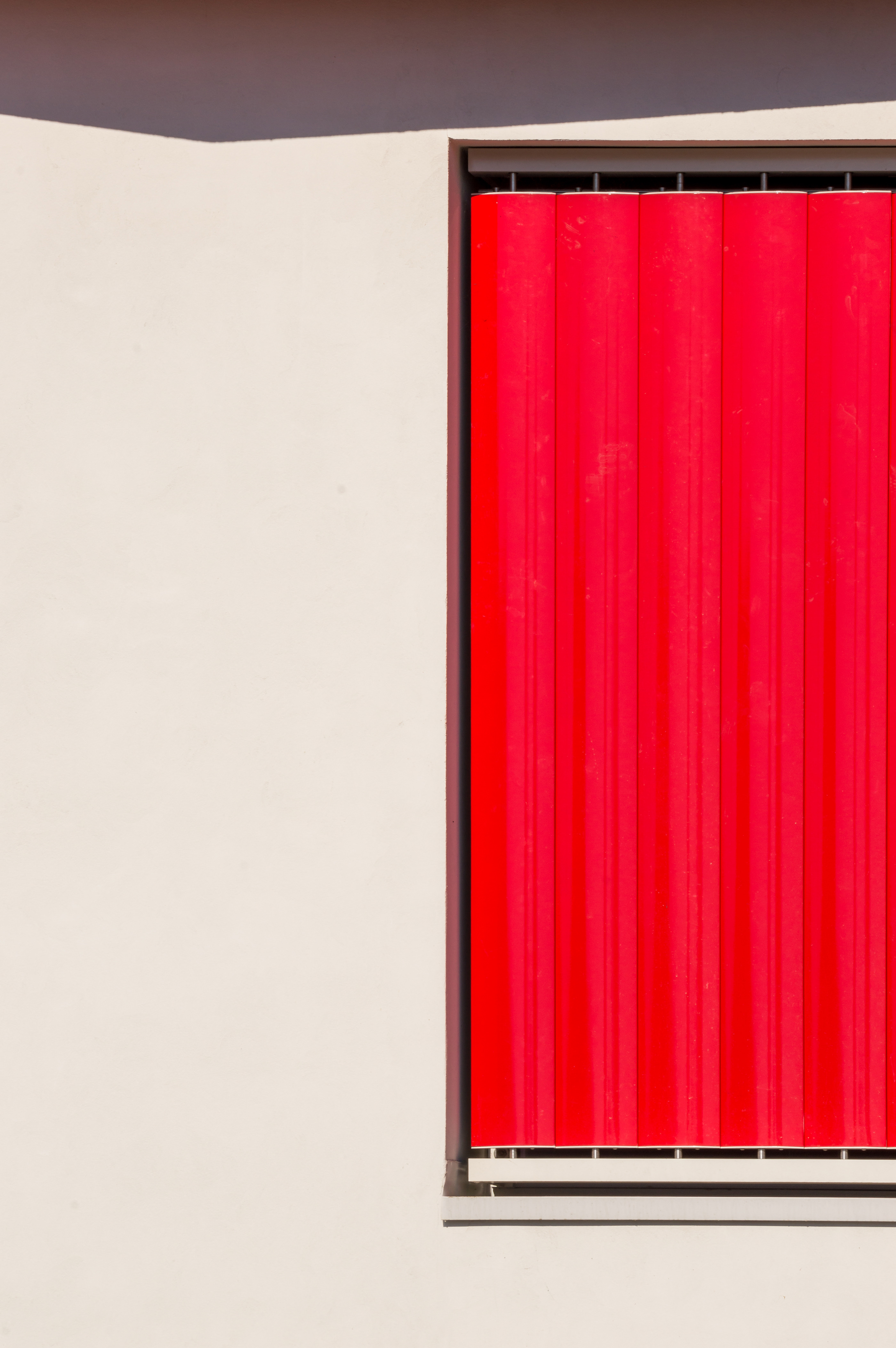 Red blinds on the new LZ Thermotrade Office by Krüllung-3