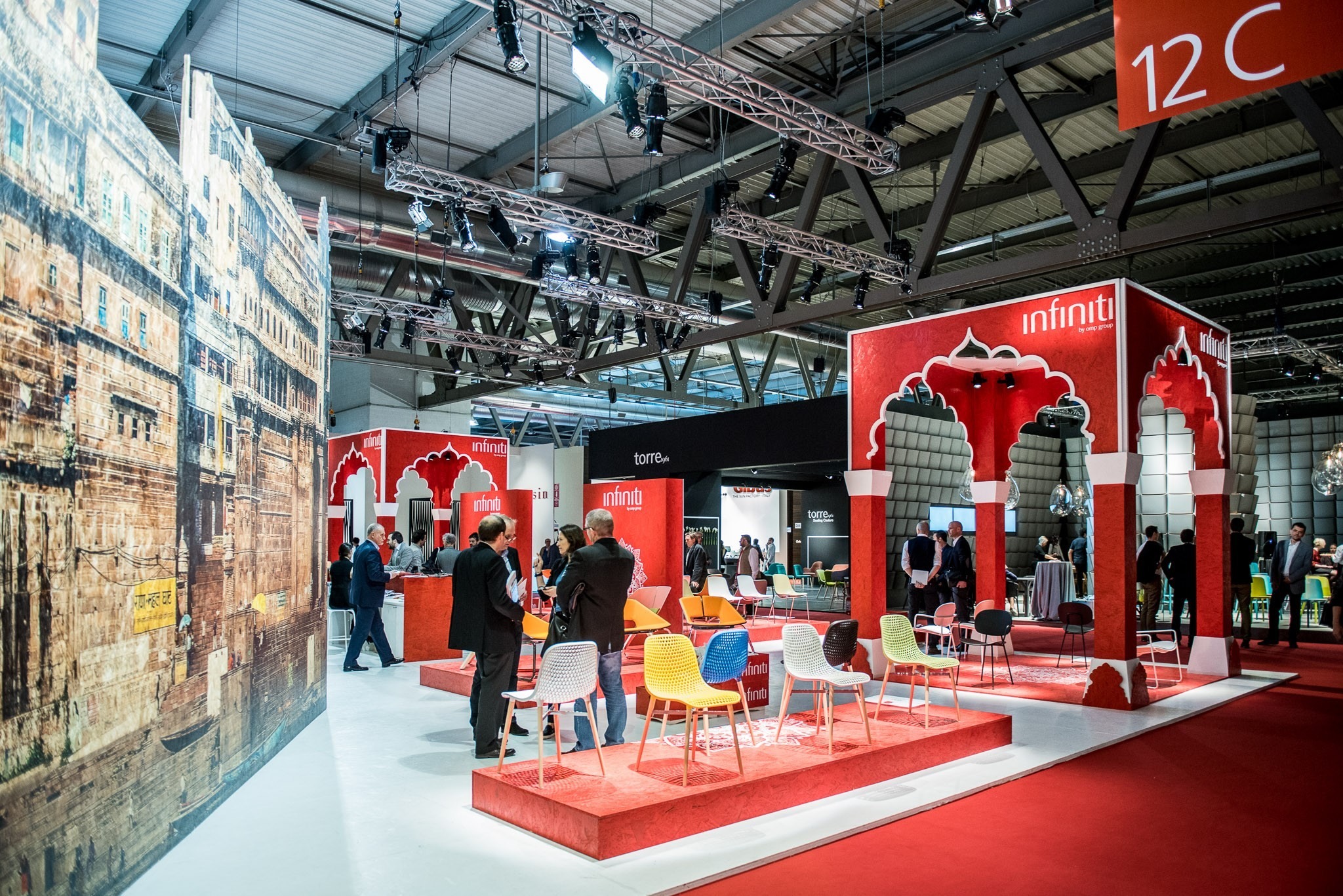 2015 年米兰家具展 Infiniti 展台——木结构魅力诠释现代展览设计-31