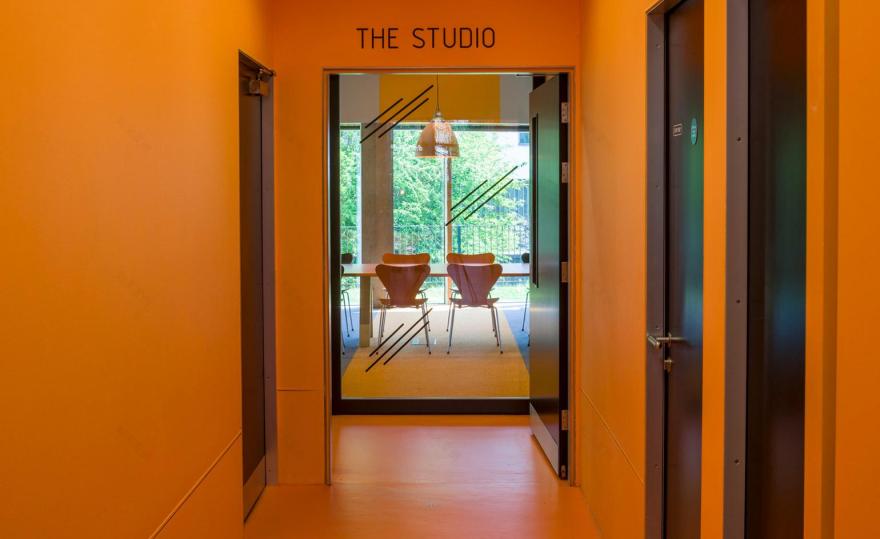 伦敦斯蒂芬·劳伦斯中心打造多彩合作空间-19