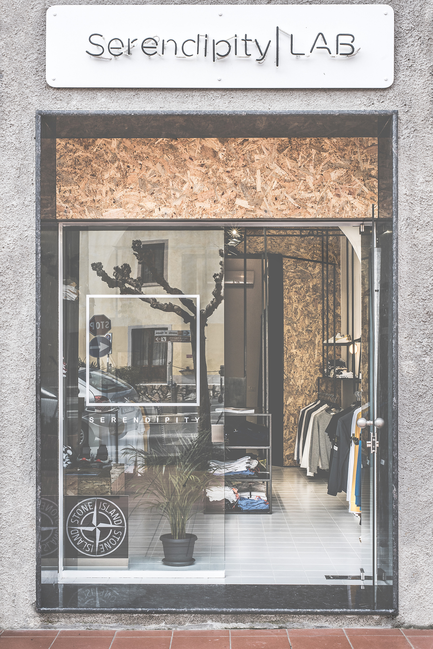 黑白线条勾勒出的独特购物体验-11