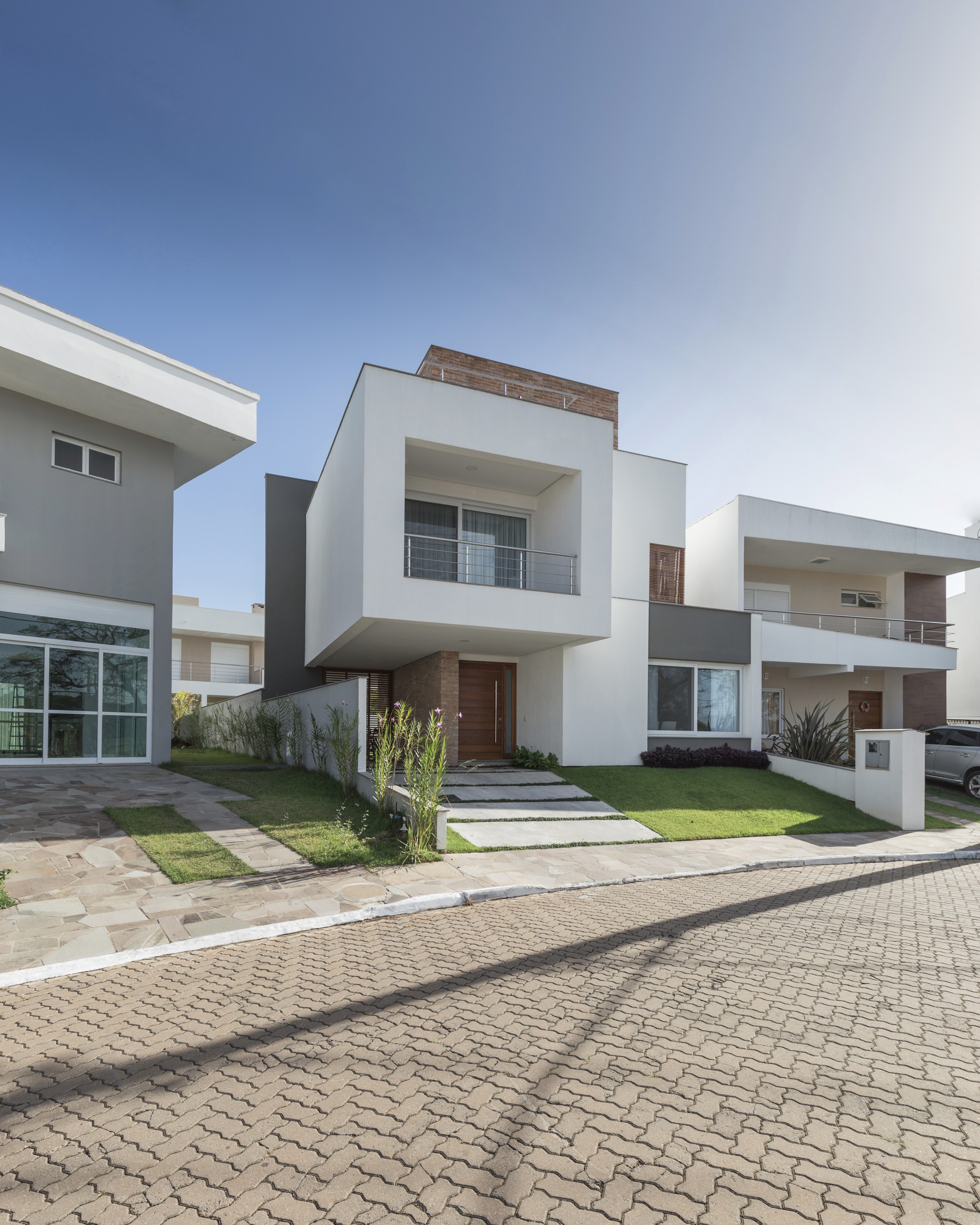 巴西现代简约别墅，自然与永恒的融合-2