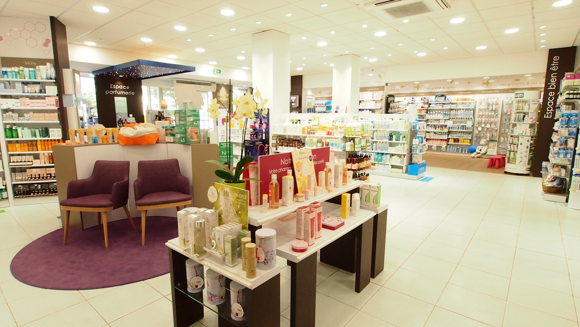 2017 年完成的 Pharmacie Clémenceau 药店室内设计-1