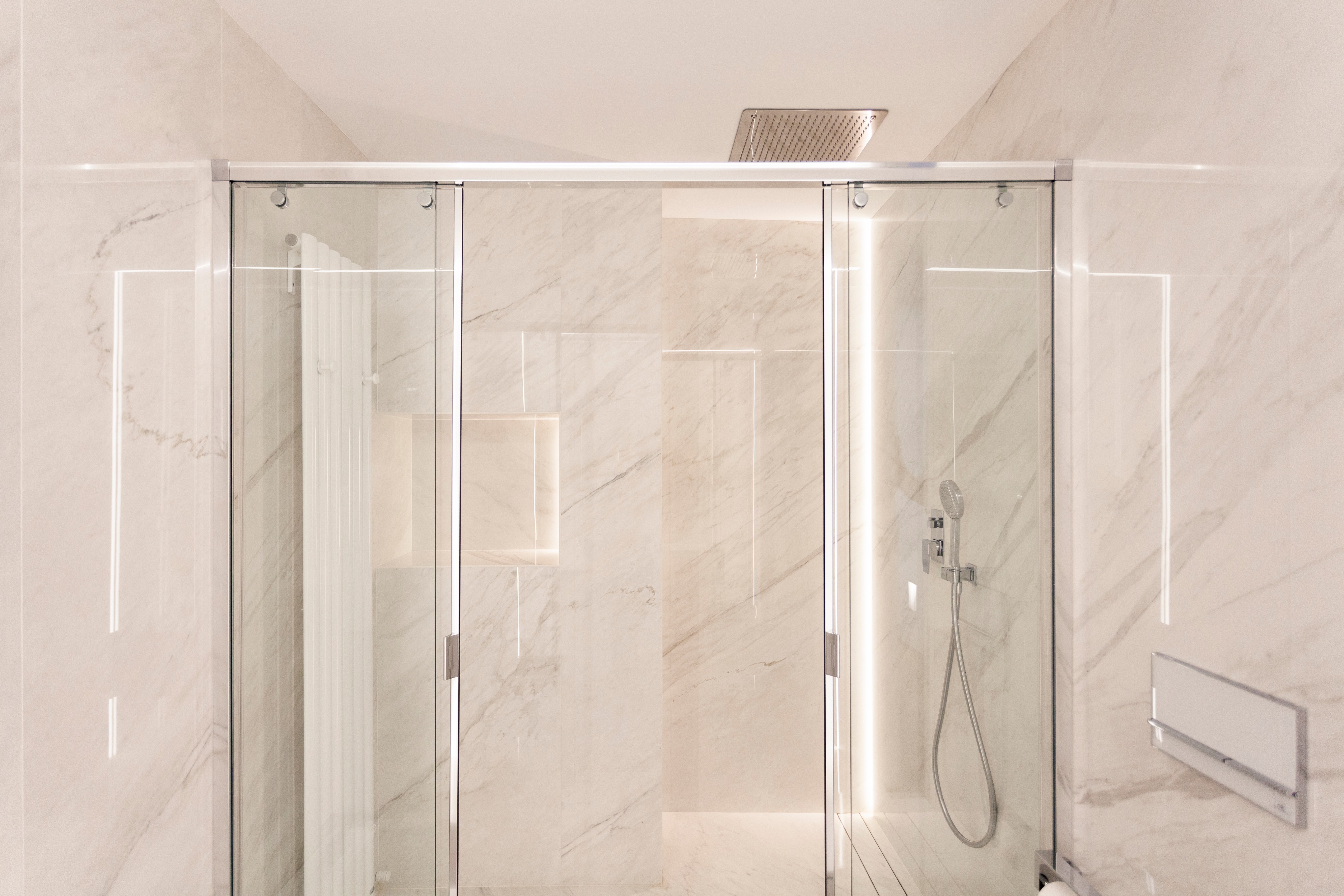 极简风格顶层公寓，温暖木质地板与经典黑白浴室设计-41