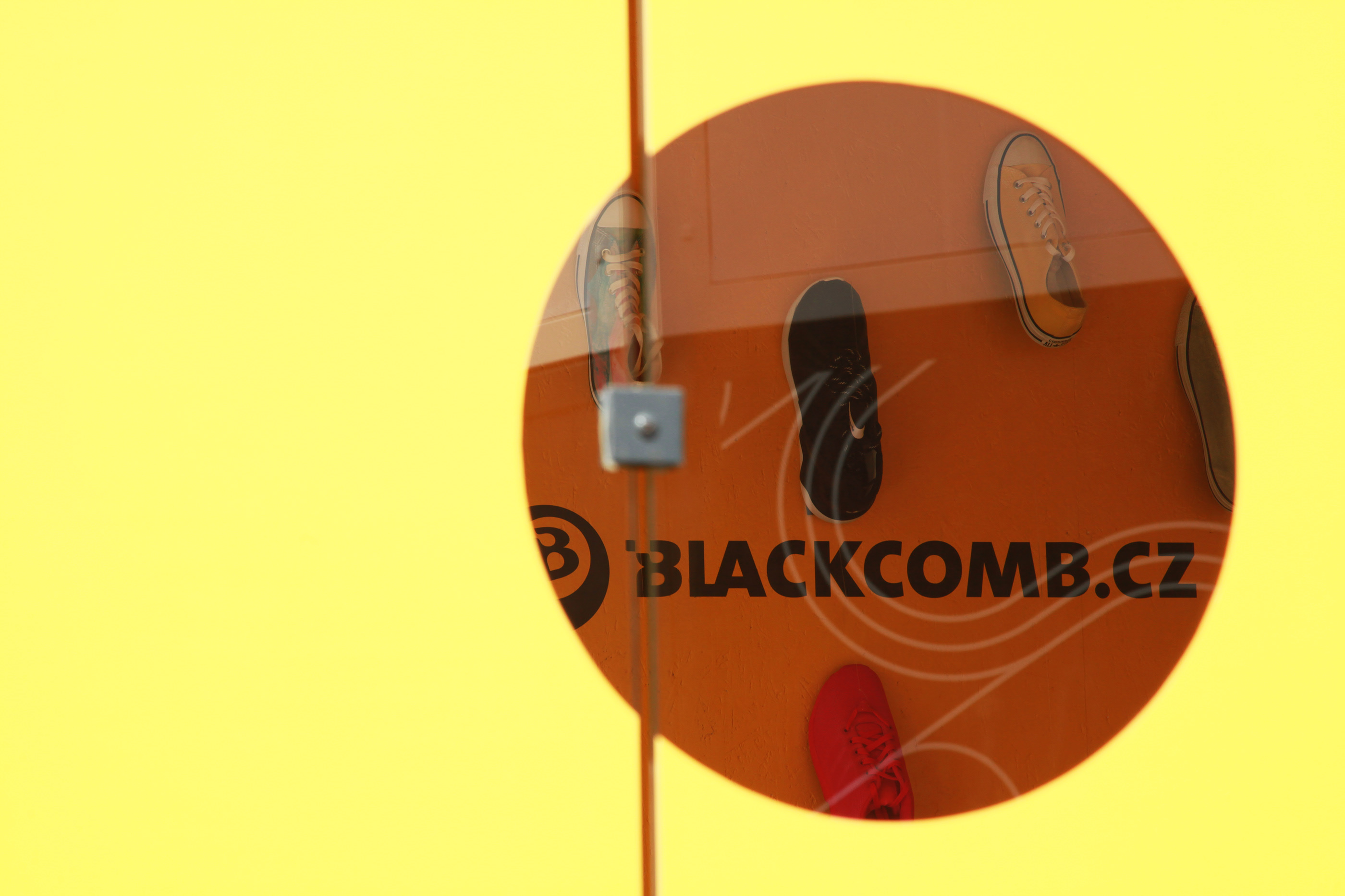 Blackcomb 快闪店 - 都市模块中的黄色好奇圆圈-2