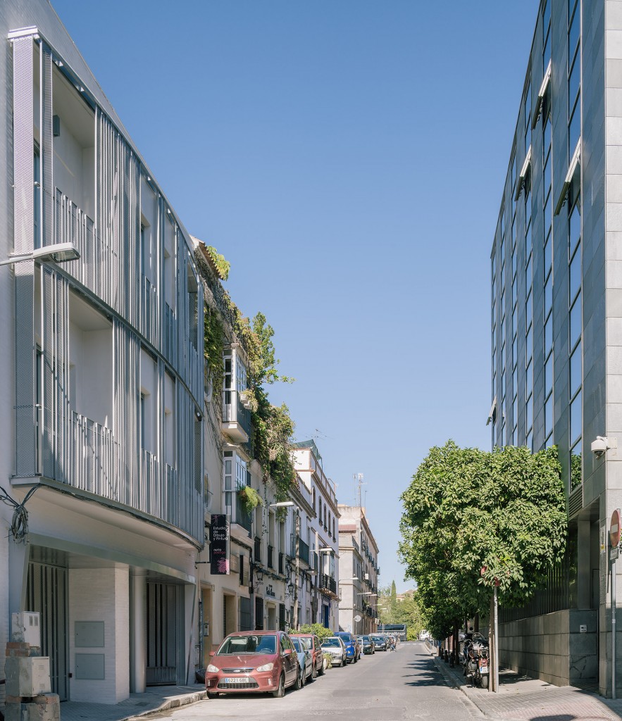 融合历史与当代的塞维利亚多户住宅-4