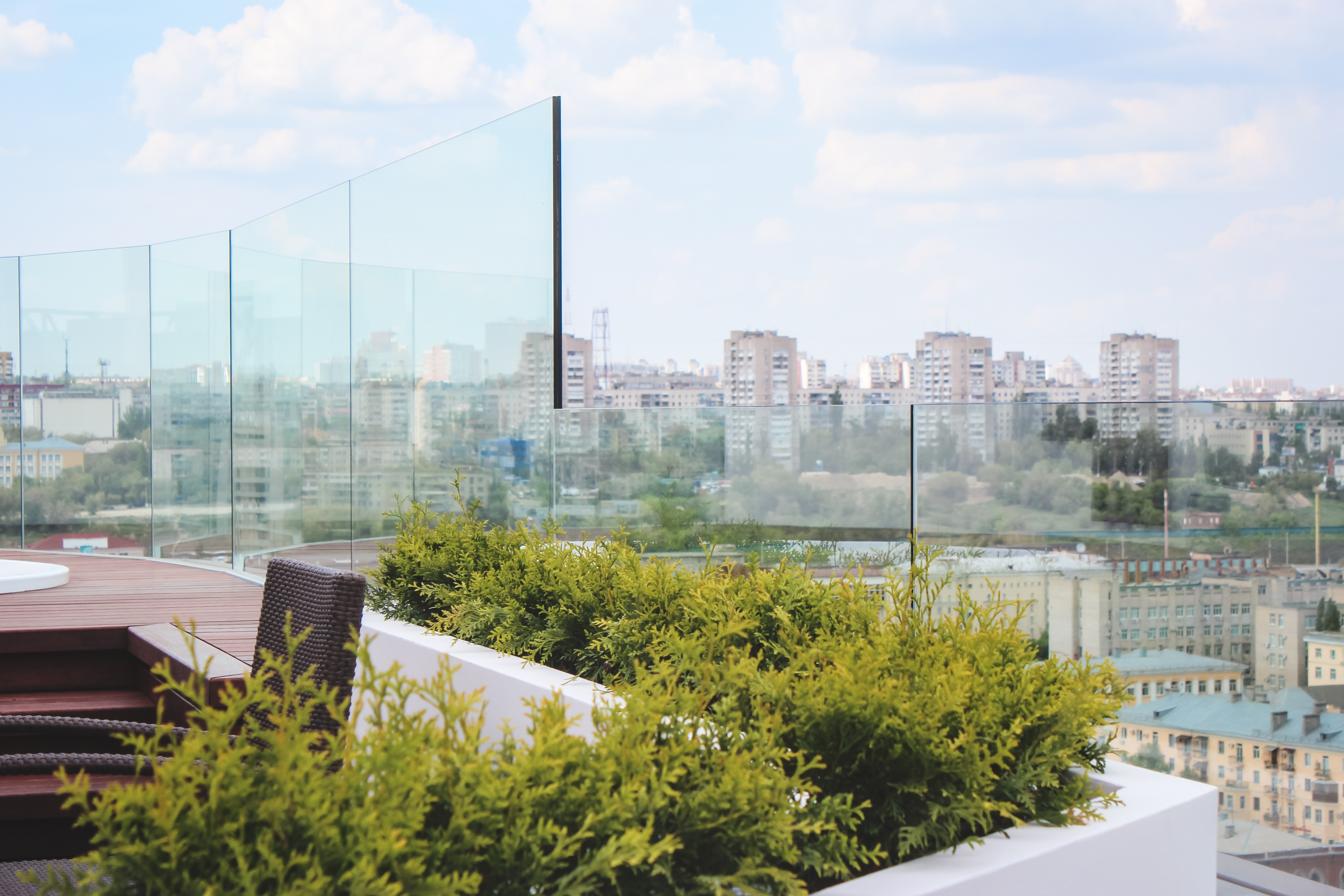 2011 年完工的无框玻璃露台设计-4