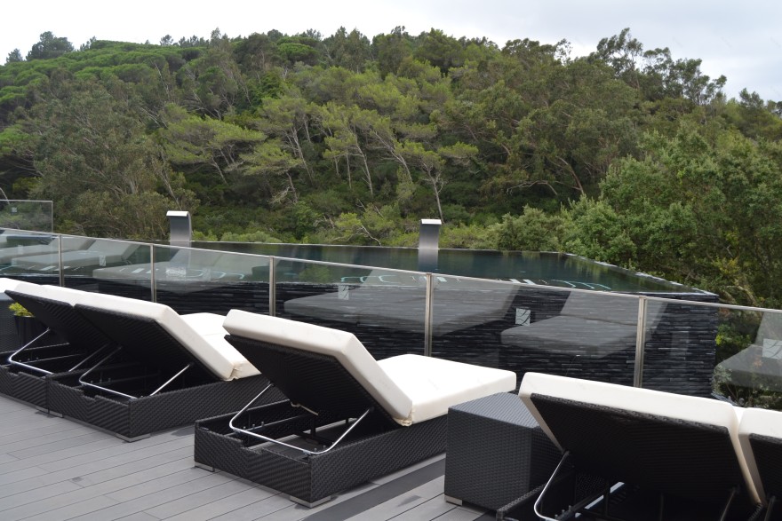 惊艳的 9 米高悬浮泳池设计-5