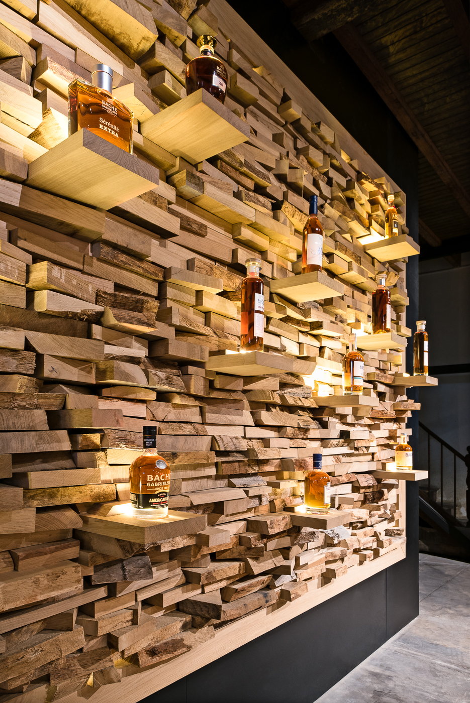 Bache Gabrielsen 酒瓶展示墙的室内设计魅力-3