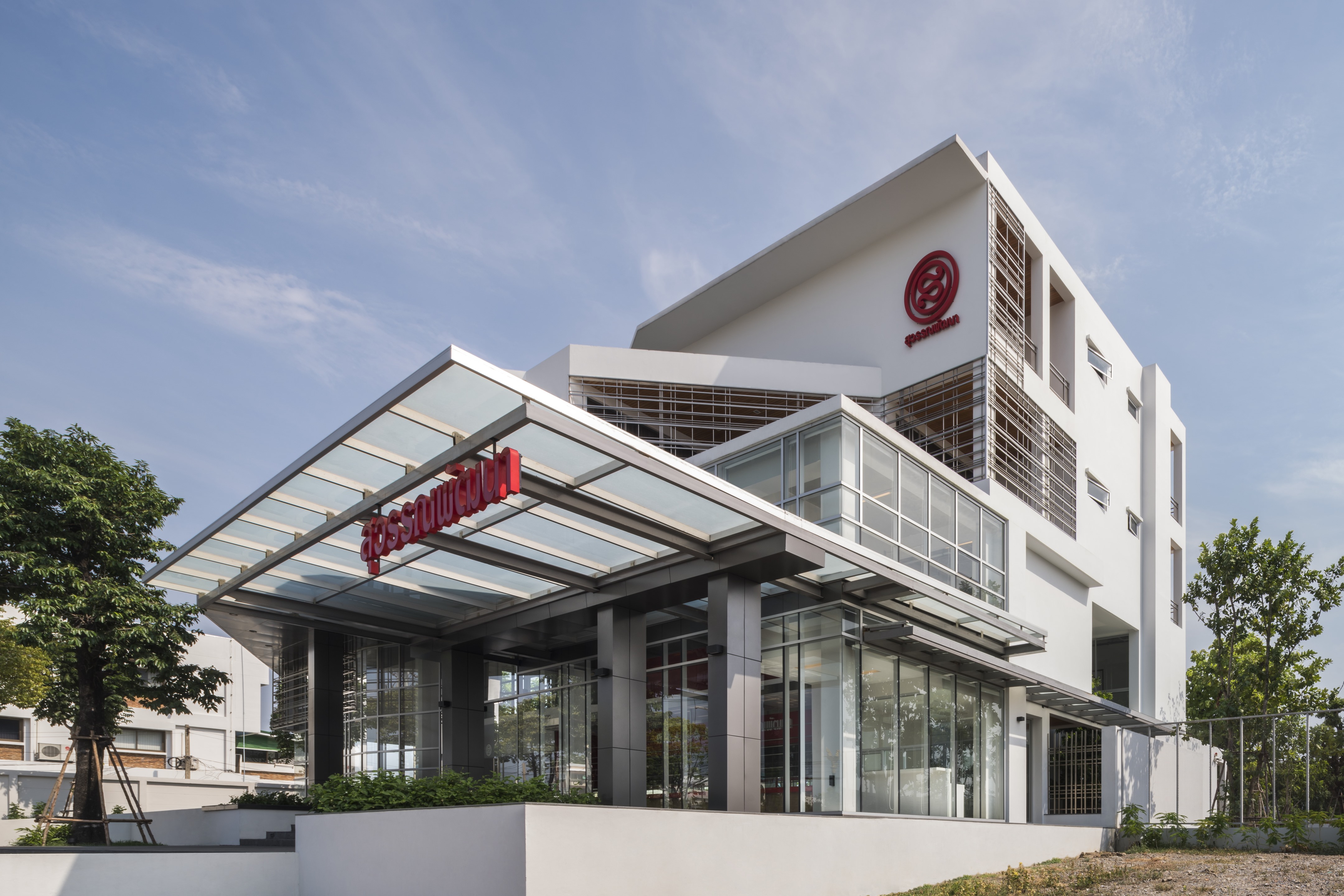 泰国曼谷 Pathumthani 金店 | 红金相映,现代与传统的完美融合-4