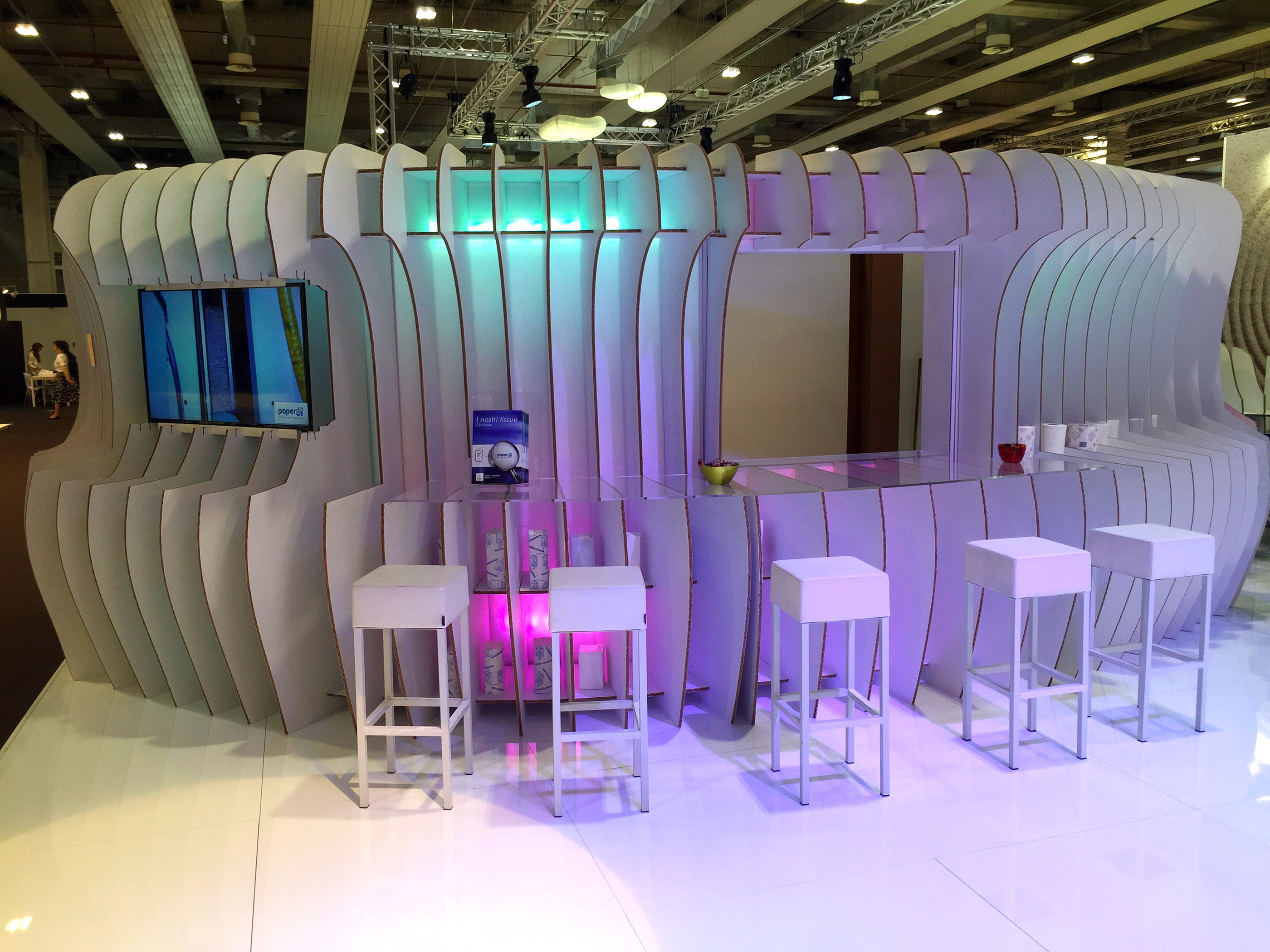 纸品公司打造优雅“纸”酒店式展台-7