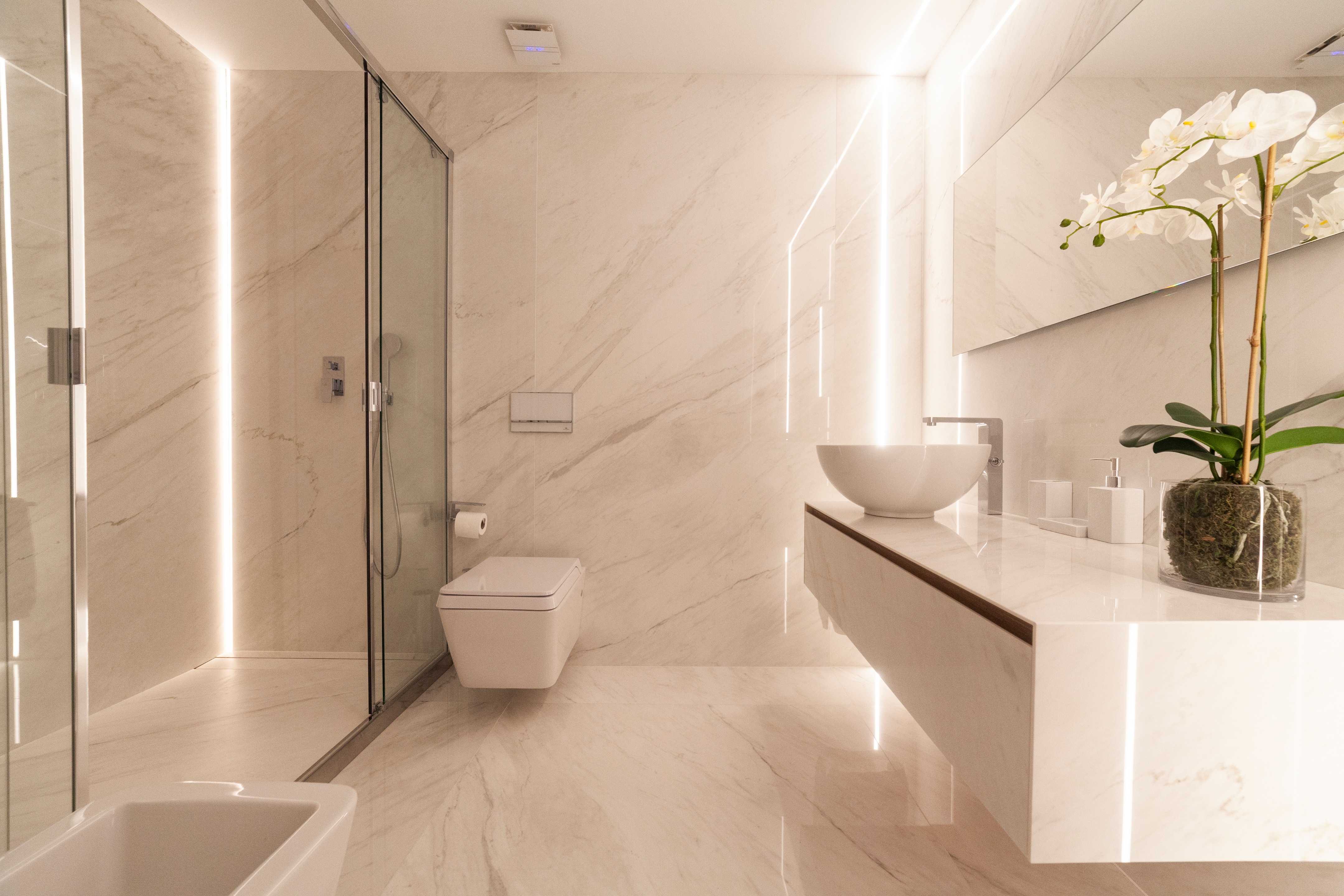 极简风格顶层公寓，温暖木质地板与经典黑白浴室设计-49