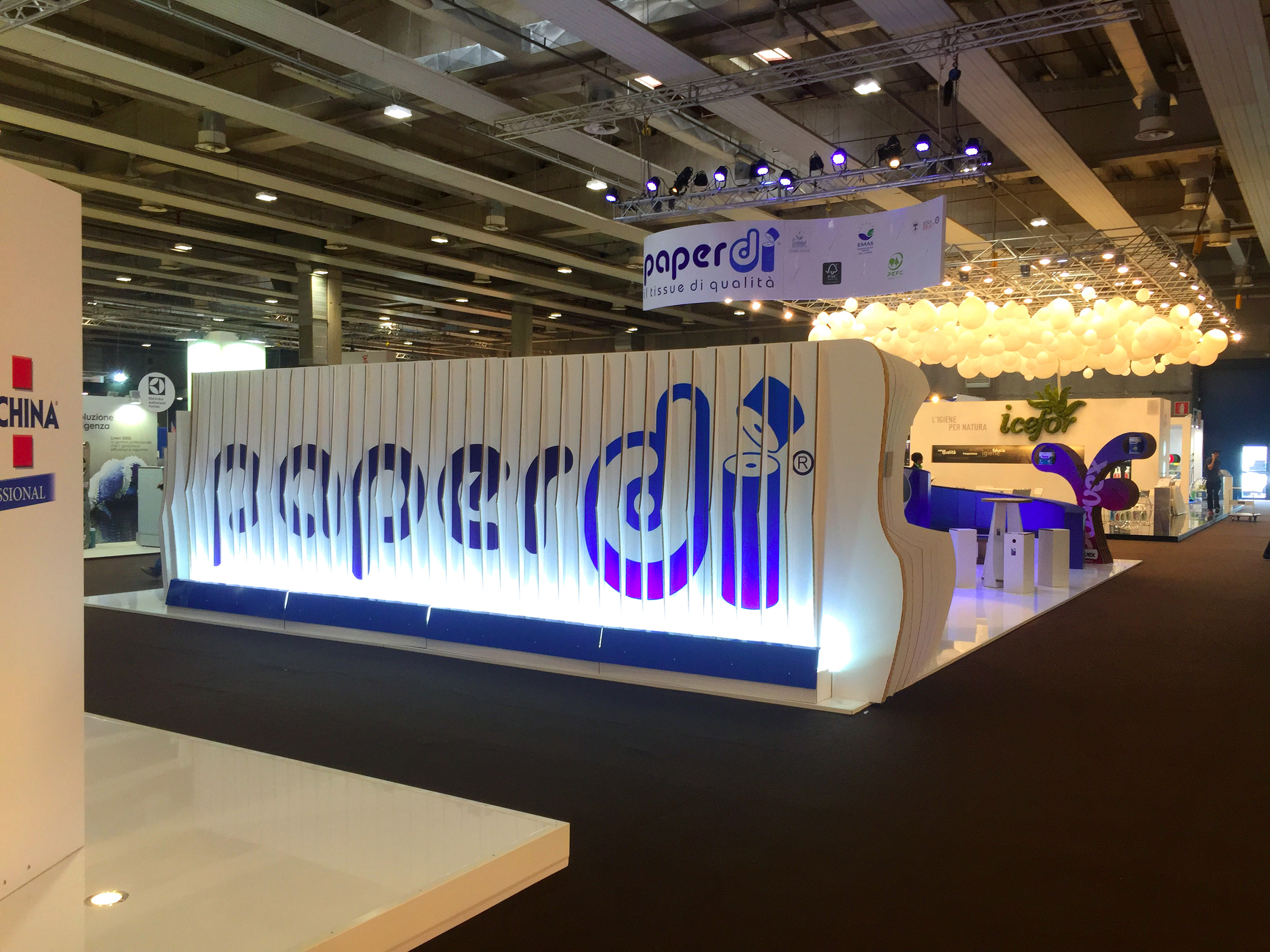 纸品公司打造优雅“纸”酒店式展台-1