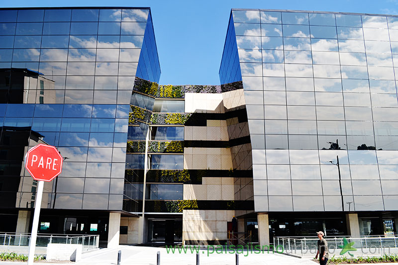 哥伦比亚绿色墙体设计 · 室内外一体化垂直花园-11