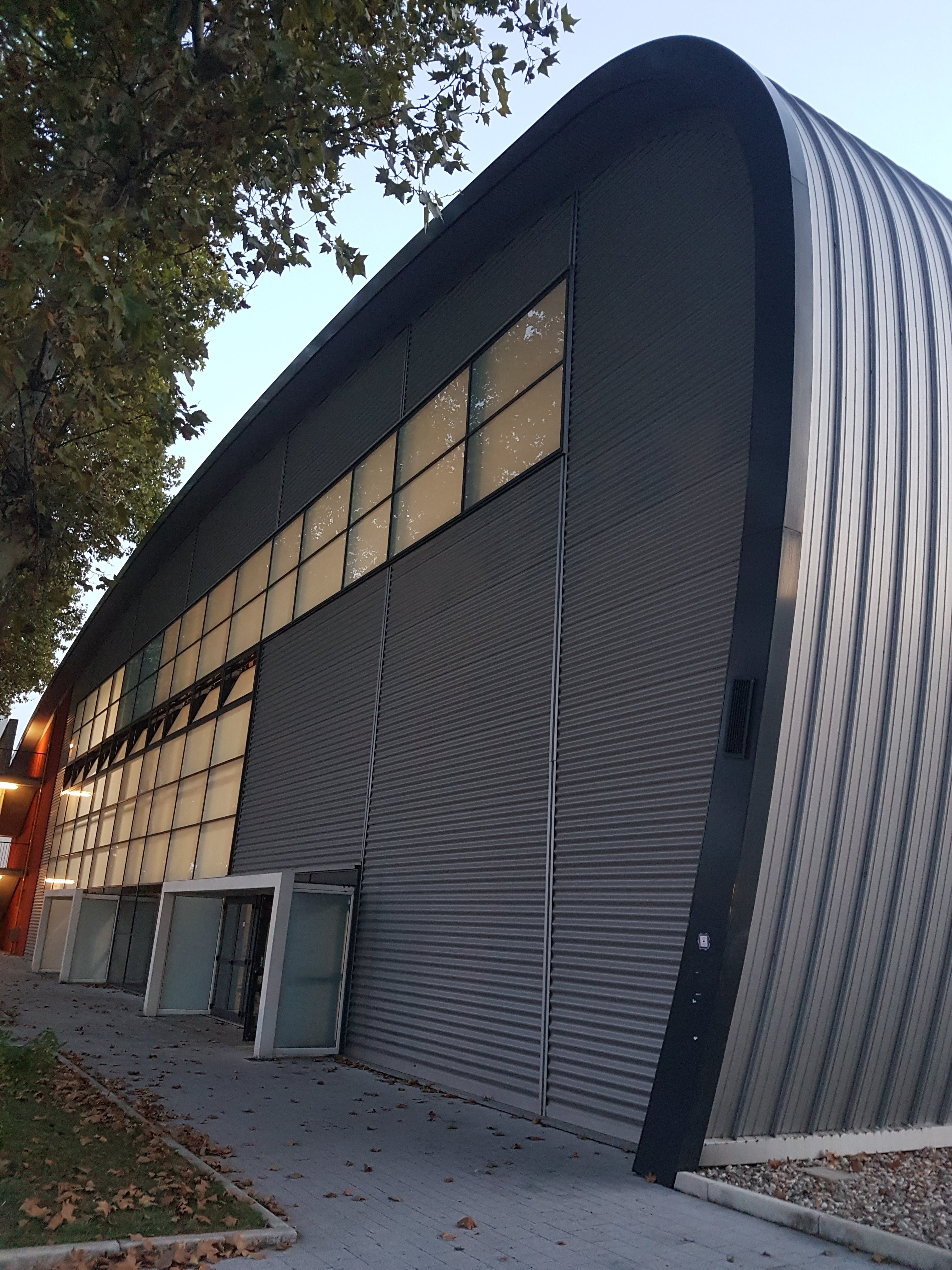 波浪型金属立面打造动感体育中心-6