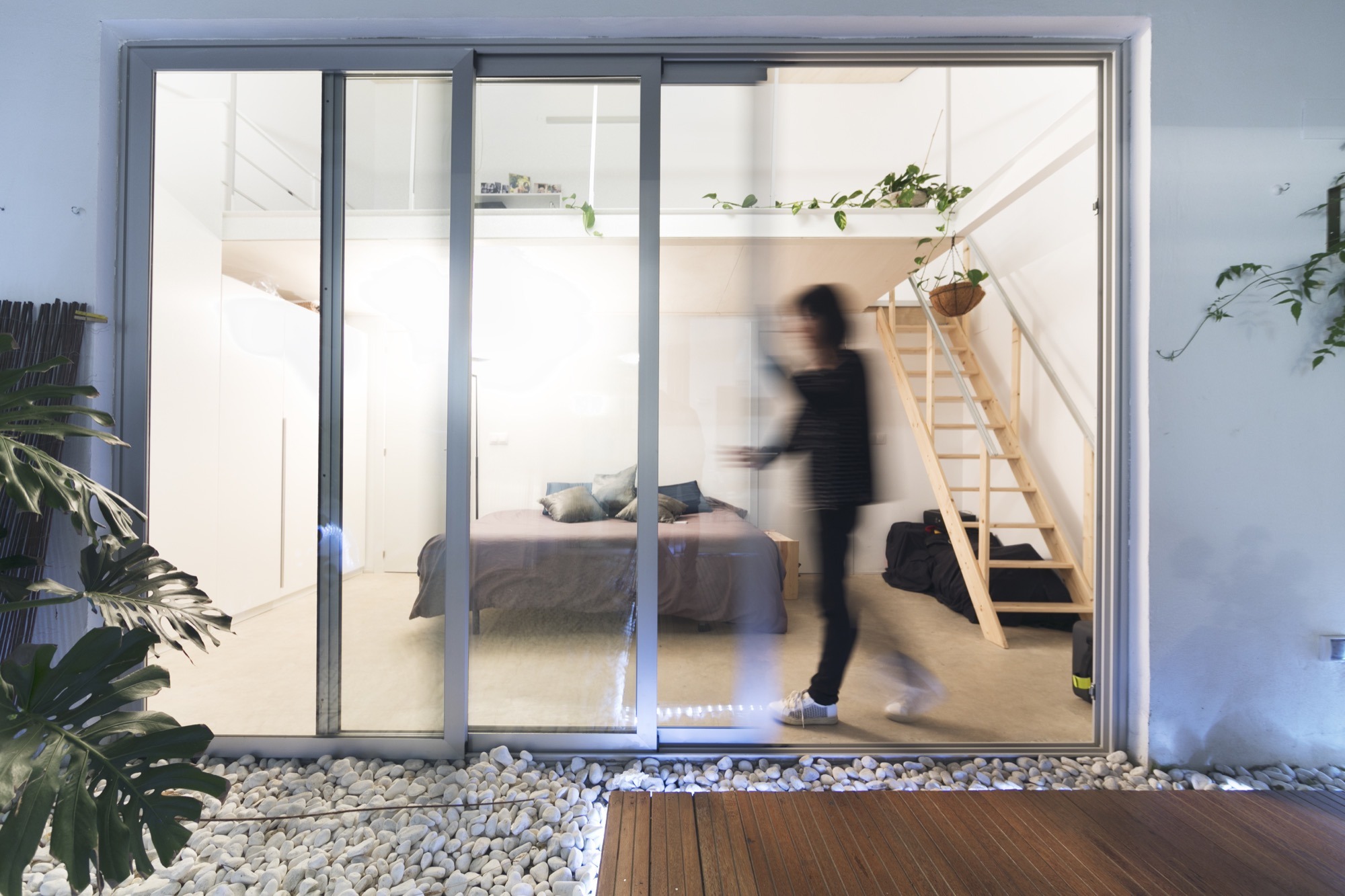 创新材料诠释 Ruzafa 社区精神的室内设计-8