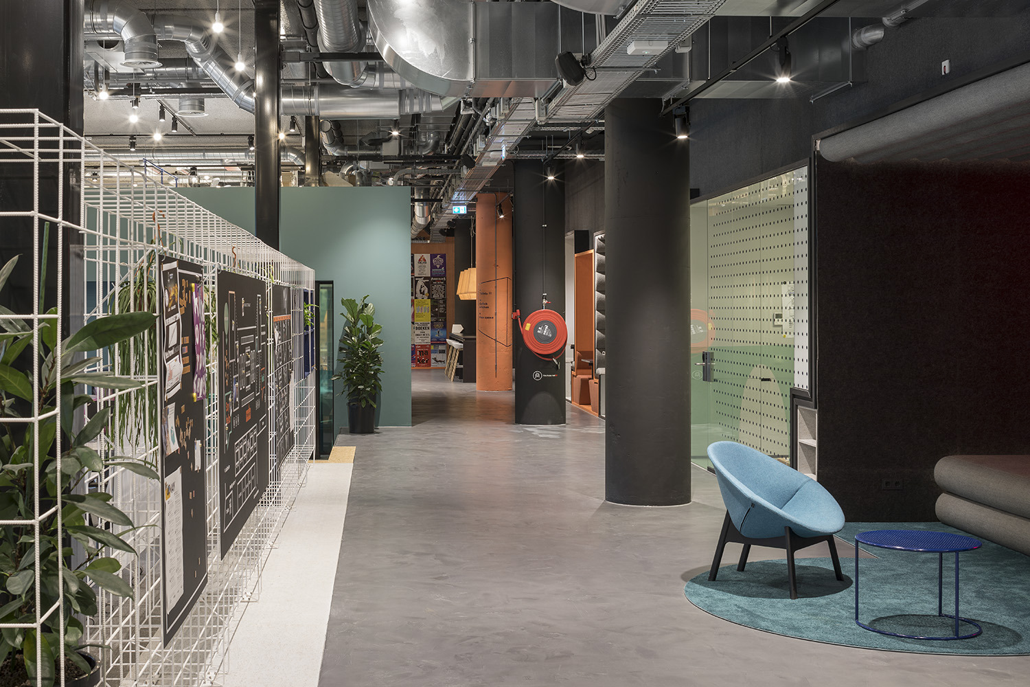 Amsterdam 地标建筑变身创意共享办公空间-12