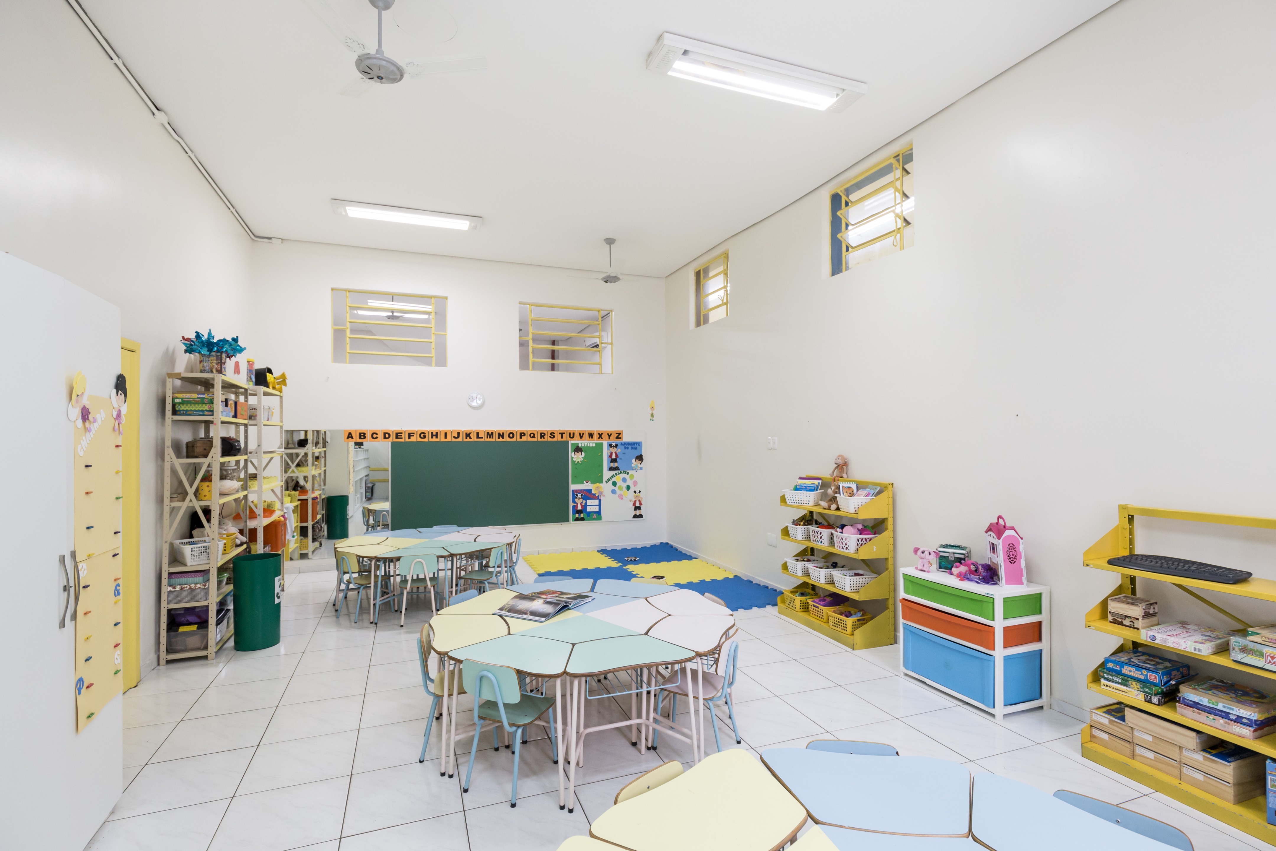 巴西幼儿园色彩斑斓的空间设计-33